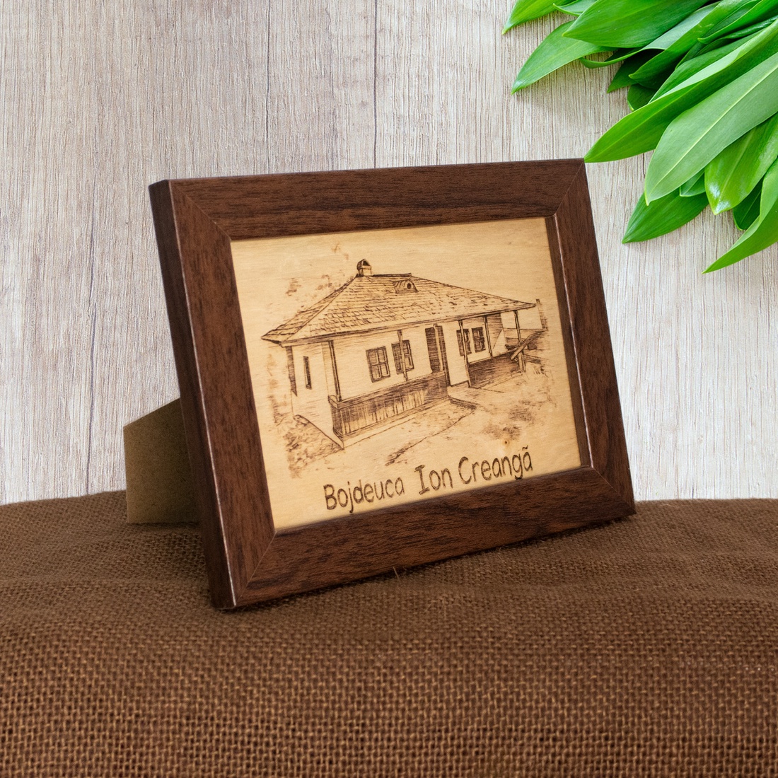 Tablou suvenir din lemn, gravat, Bojdeuca lui Ion Creanga, Iasi, dimensiune 10/15 cm, rama inclusa - casă & stil de viață - decorațiuni de casă - picturi murale - artă de perete din lemn - Artynos.ro
