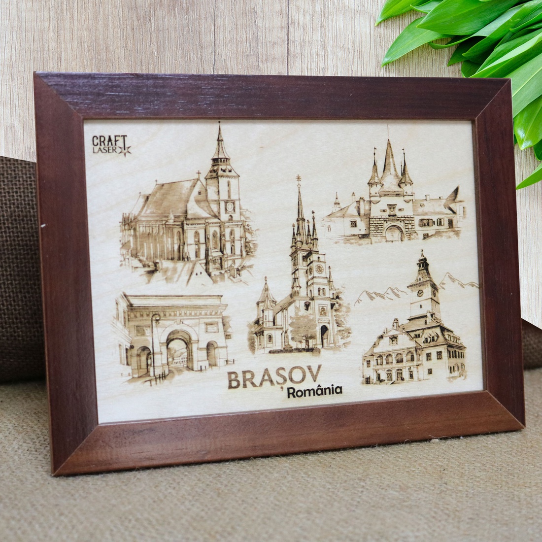 Tablou suvenir din lemn, gravat, Visit Brasov, dimensiune 13 x 18 cm, rama inclusa - casă & stil de viață - decorațiuni de casă - picturi murale - artă de perete din lemn - Artynos.ro