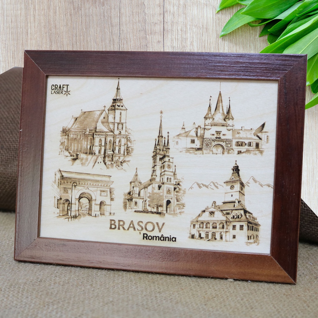 Tablou suvenir din lemn, gravat, Visit Brasov, dimensiune 13 x 18 cm, rama inclusa - casă & stil de viață - decorațiuni de casă - picturi murale - artă de perete din lemn - Artynos.ro