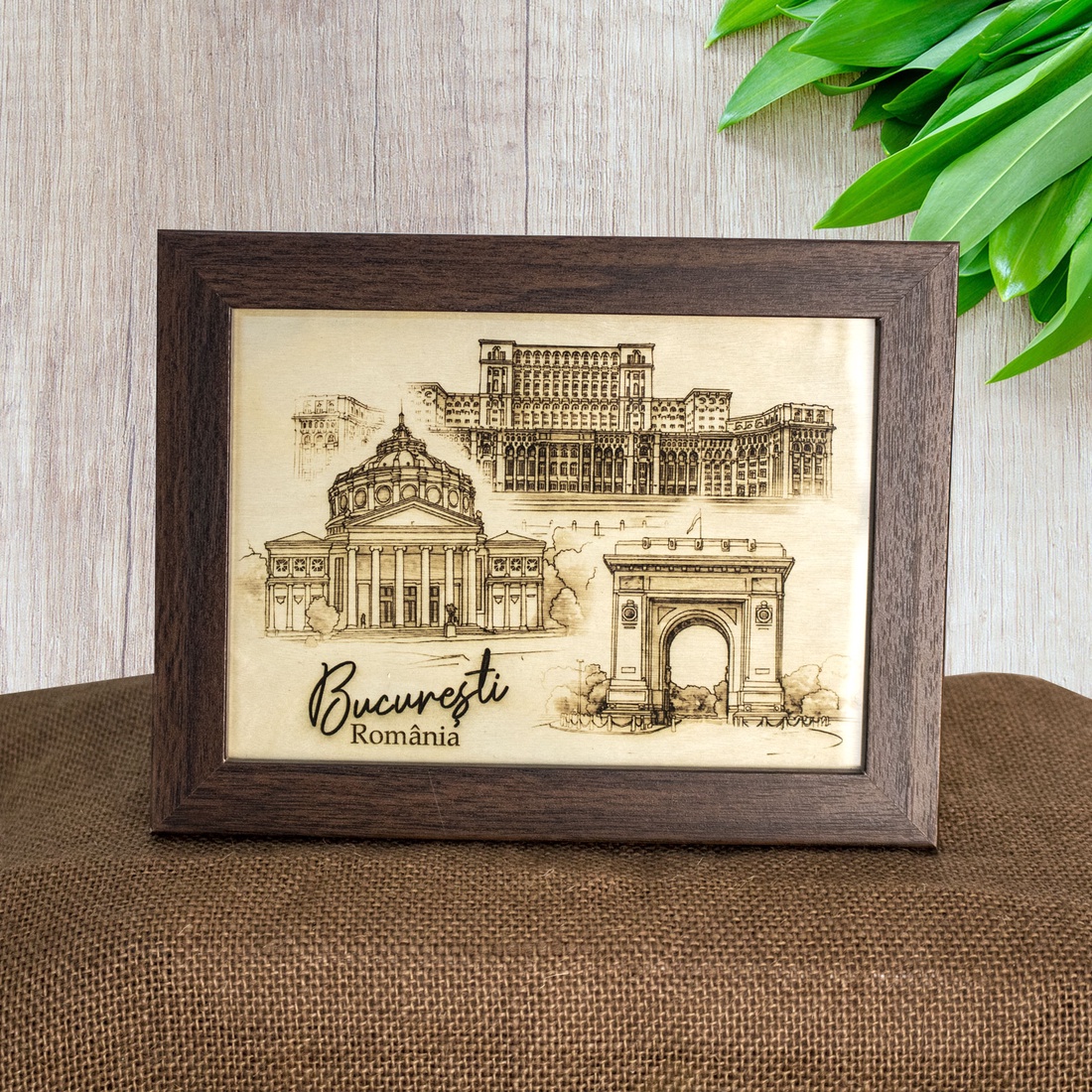 Tablou suvenir din lemn, Gravat, Visit Bucuresti, dimensiune 13/18 cm, Rama Inclusa - casă & stil de viață - decorațiuni de casă - picturi murale - artă de perete din lemn - Artynos.ro