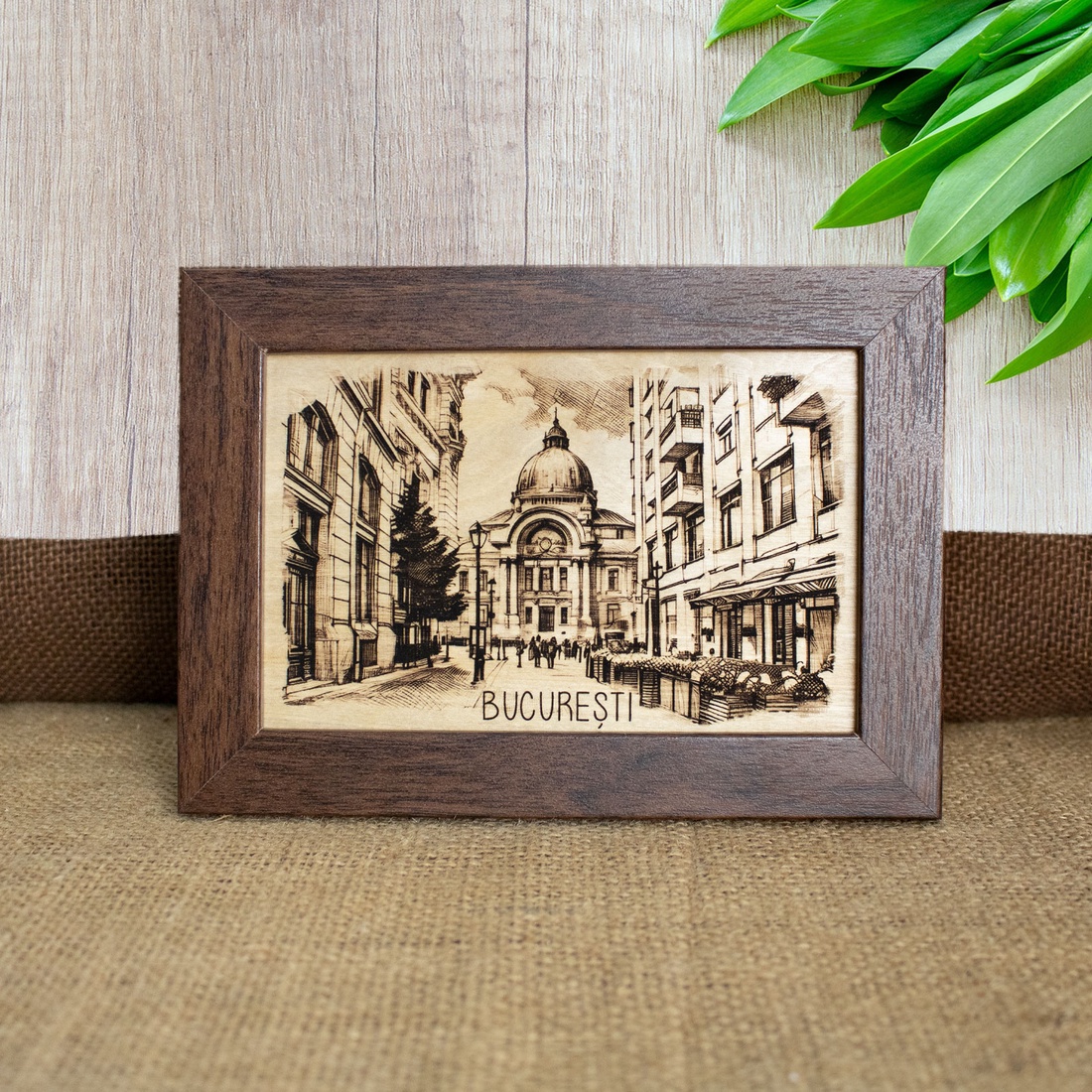 Tablou suvenir din lemn, gravat, Palatul CEC Bucuresti (vedere din Centrul Vechi), dimensiune 10/15 cm, Rama Inclusa - casă & stil de viață - decorațiuni de casă - picturi murale - artă de perete din lemn - Artynos.ro