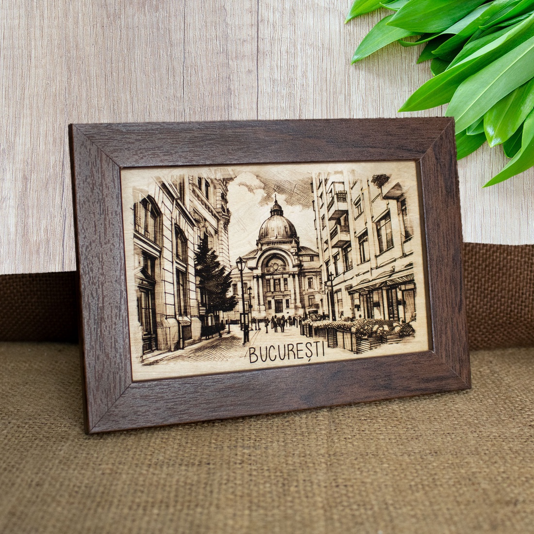 Tablou suvenir din lemn, gravat, Palatul CEC Bucuresti (vedere din Centrul Vechi), dimensiune 10/15 cm, Rama Inclusa - casă & stil de viață - decorațiuni de casă - picturi murale - artă de perete din lemn - Artynos.ro