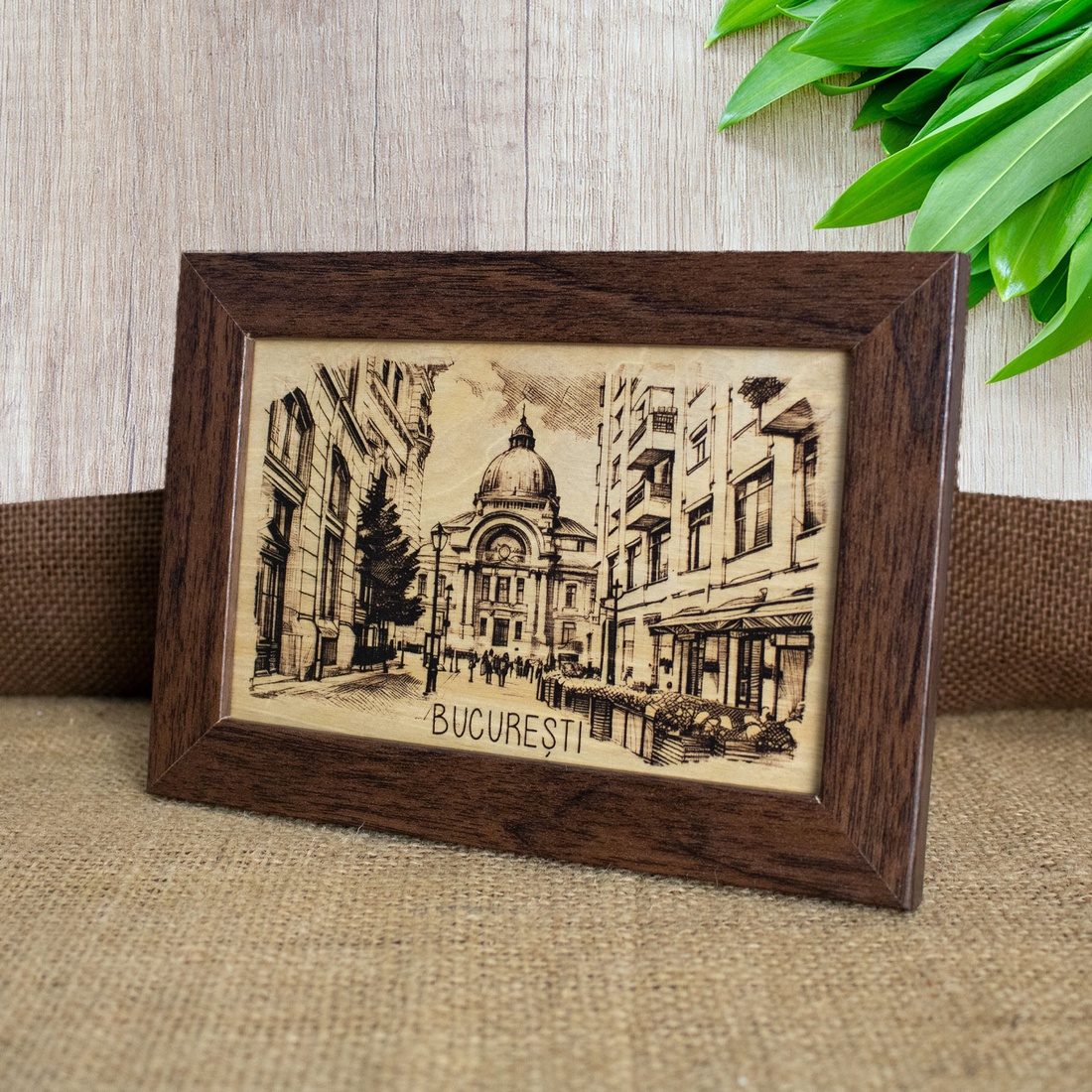 Tablou suvenir din lemn, gravat, Palatul CEC Bucuresti (vedere din Centrul Vechi), dimensiune 10/15 cm, Rama Inclusa - casă & stil de viață - decorațiuni de casă - picturi murale - artă de perete din lemn - Artynos.ro