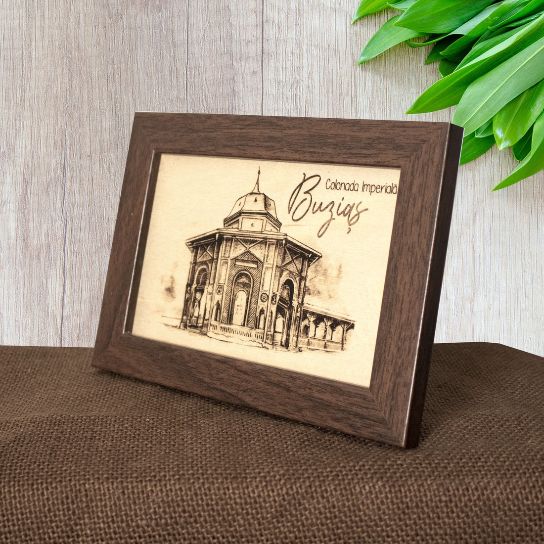 Tablou suvenir, din lemn, gravat, Colonada Imperiala Buzias, dimensiune 10 x15 cm, rama inclusa - casă & stil de viață - decorațiuni de casă - picturi murale - artă de perete din lemn - Artynos.ro