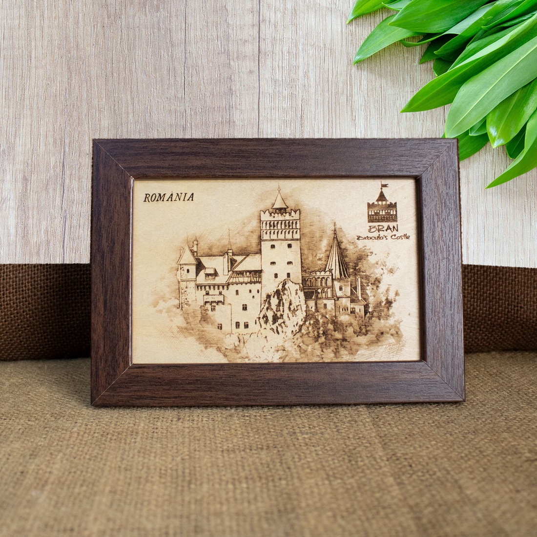 Tablou suvenir din lemn, gravat, Castelul Bran, dimensiune 10/15, rama inclusa - casă & stil de viață - decorațiuni de casă - picturi murale - artă de perete din lemn - Artynos.ro