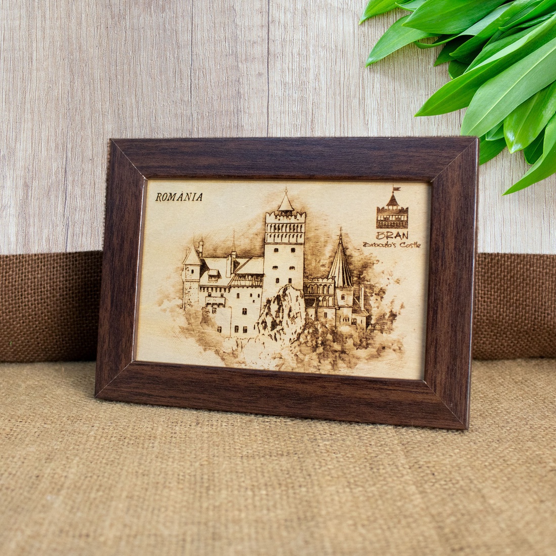 Tablou suvenir din lemn, gravat, Castelul Bran, dimensiune 10/15, rama inclusa - casă & stil de viață - decorațiuni de casă - picturi murale - artă de perete din lemn - Artynos.ro