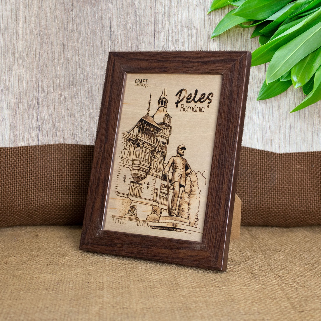 Tablou suvenir, gravat pe lemn, Carol I - Peles, dimensiune 10/15 cm, rama inclusa - casă & stil de viață - decorațiuni de casă - picturi murale - artă de perete din lemn - Artynos.ro