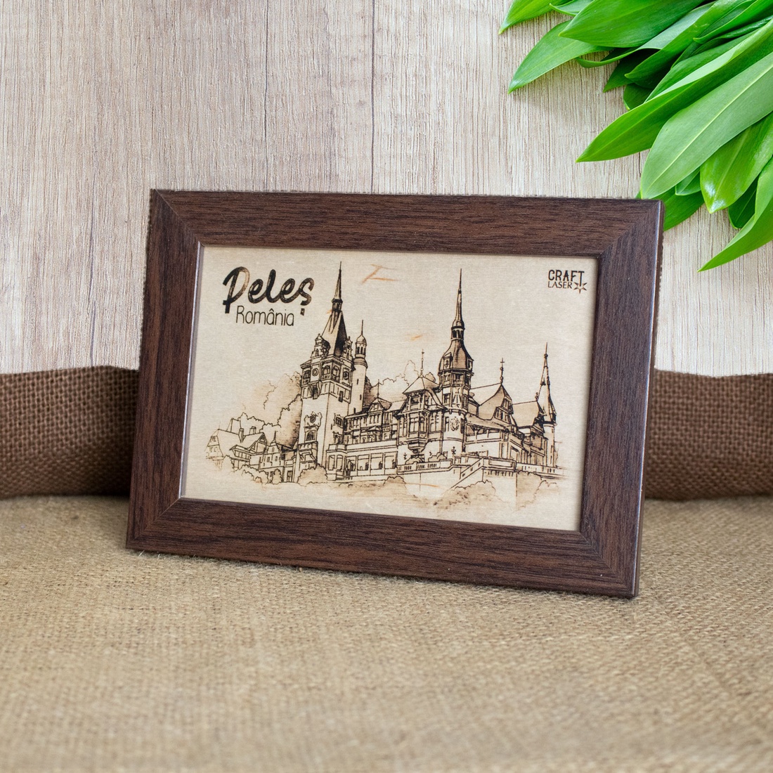 Tablou suvenir, gravat pe lemn, Peles, dimensiune 10/15 cm, rama inclusa - casă & stil de viață - decorațiuni de casă - picturi murale - artă de perete din lemn - Artynos.ro