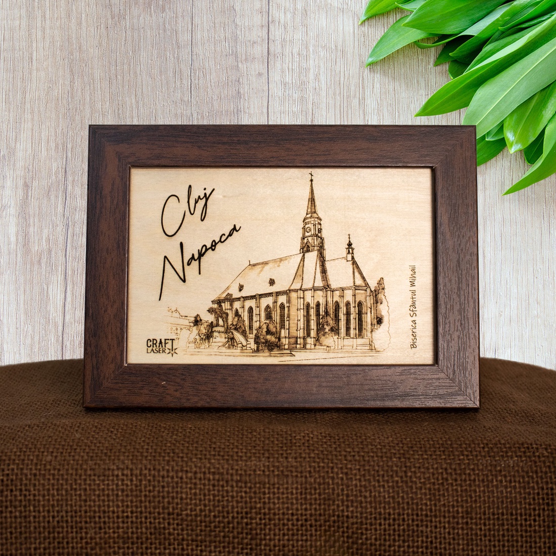 Tablou suvenir, gravat pe lemn, Biserica Sfantul Mihail, Cluj Napoca, dimensiune 10/15 cm, rama inclusa - casă & stil de viață - decorațiuni de casă - picturi murale - artă de perete din lemn - Artynos.ro