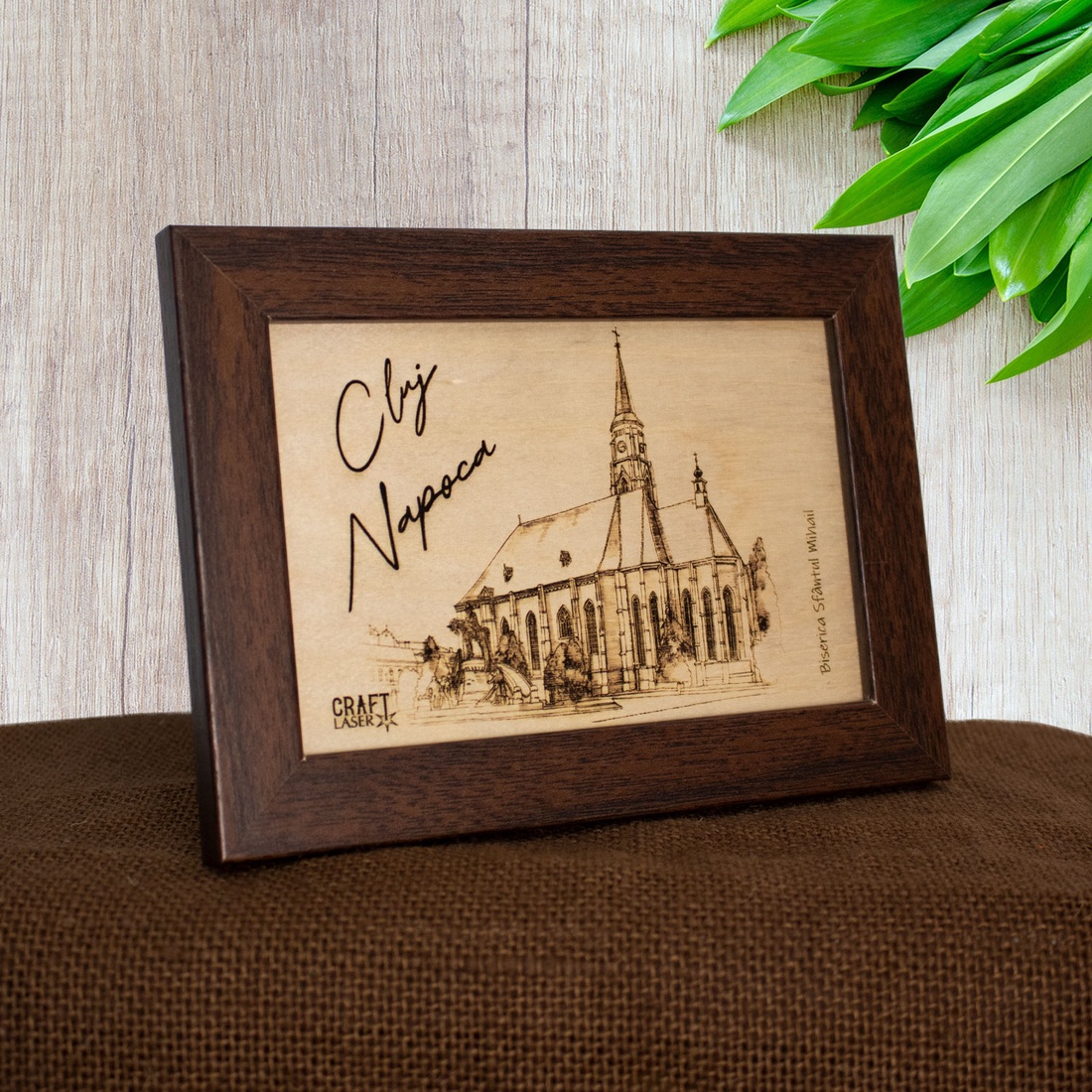 Tablou suvenir, gravat pe lemn, Biserica Sfantul Mihail, Cluj Napoca, dimensiune 10/15 cm, rama inclusa - casă & stil de viață - decorațiuni de casă - picturi murale - artă de perete din lemn - Artynos.ro