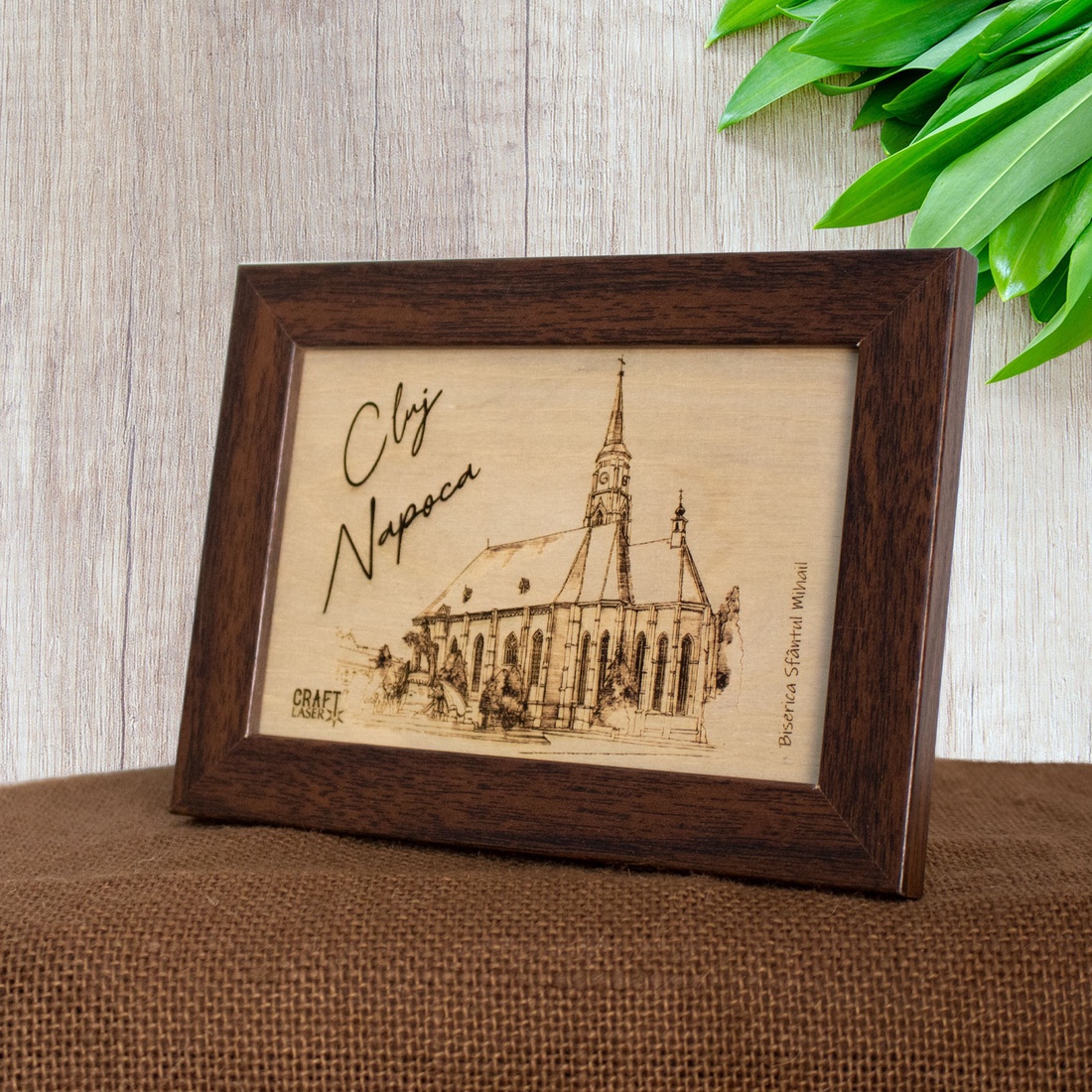 Tablou suvenir, gravat pe lemn, Biserica Sfantul Mihail, Cluj Napoca, dimensiune 10/15 cm, rama inclusa - casă & stil de viață - decorațiuni de casă - picturi murale - artă de perete din lemn - Artynos.ro