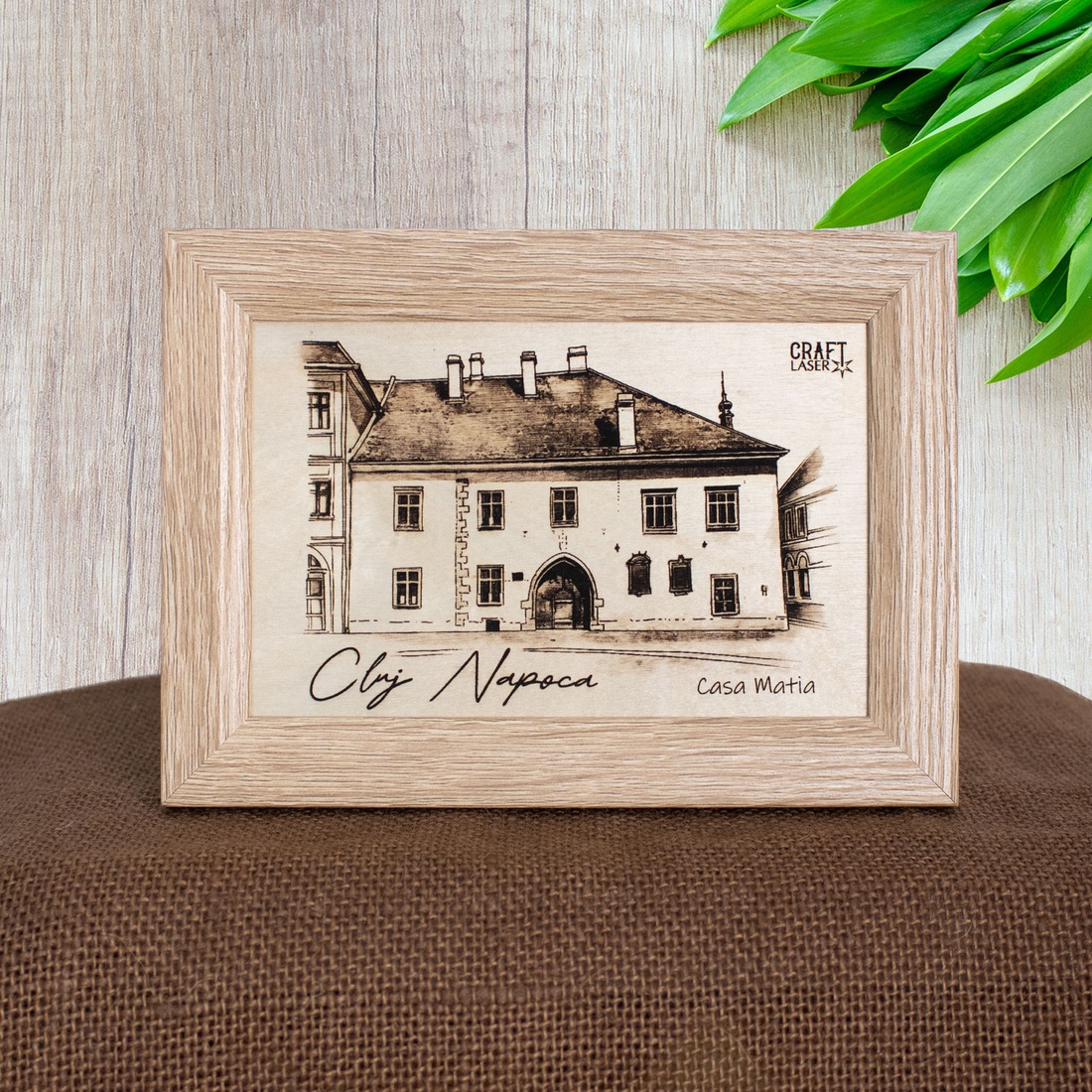 Tablou suvenir din lemn, gravat, Casa Matia, Cluj Napoca, dimensiune 10/15, rama inclusa - casă & stil de viață - decorațiuni de casă - picturi murale - artă de perete din lemn - Artynos.ro