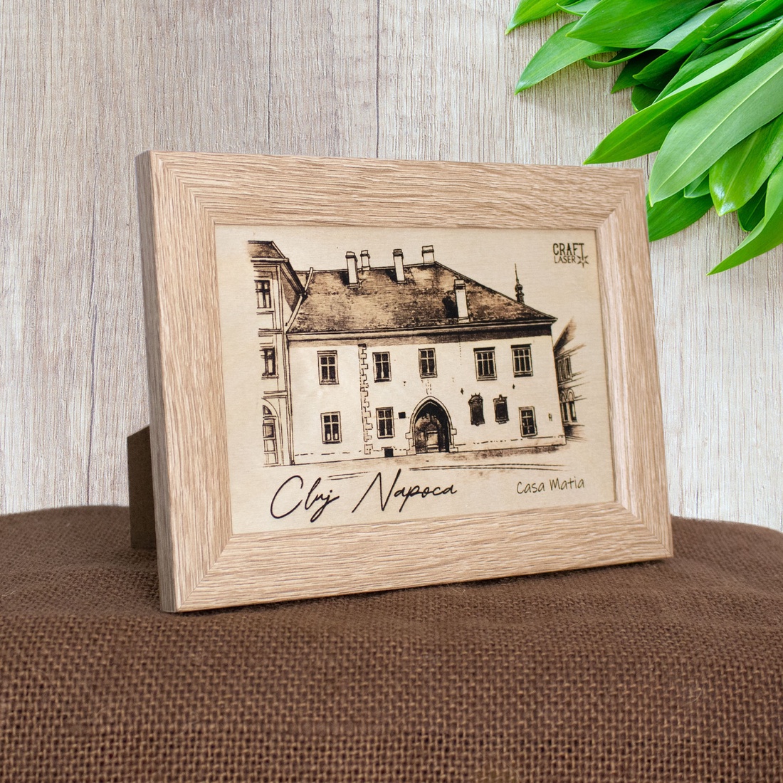 Tablou suvenir din lemn, gravat, Casa Matia, Cluj Napoca, dimensiune 10/15, rama inclusa - casă & stil de viață - decorațiuni de casă - picturi murale - artă de perete din lemn - Artynos.ro