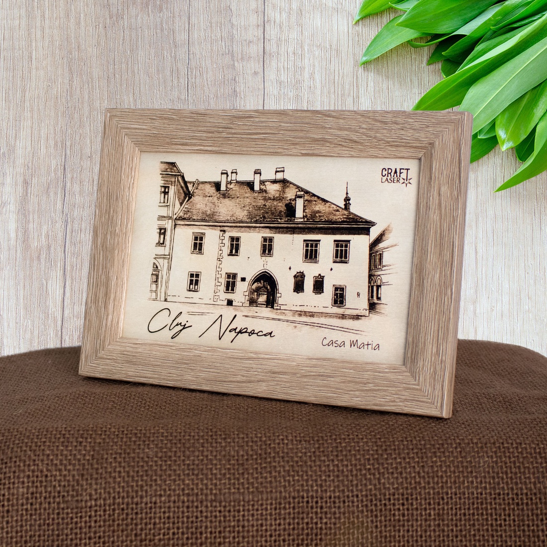 Tablou suvenir din lemn, gravat, Casa Matia, Cluj Napoca, dimensiune 10/15, rama inclusa - casă & stil de viață - decorațiuni de casă - picturi murale - artă de perete din lemn - Artynos.ro