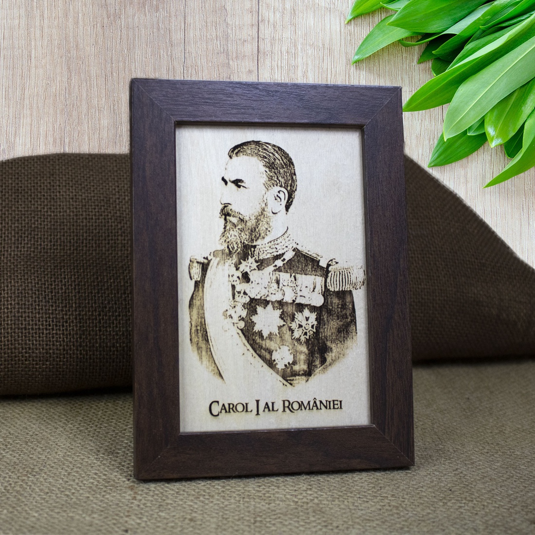 Tablou suvenir din lemn, gravat, Carol I al Romaniei, dimensiune 10/15 cm, rama inclusa - casă & stil de viață - decorațiuni de casă - picturi murale - artă de perete din lemn - Artynos.ro