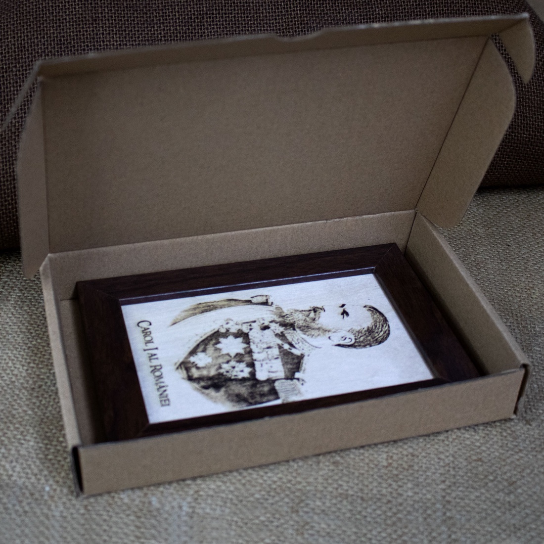 Tablou suvenir din lemn, gravat, Carol I al Romaniei, dimensiune 10/15 cm, rama inclusa - casă & stil de viață - decorațiuni de casă - picturi murale - artă de perete din lemn - Artynos.ro