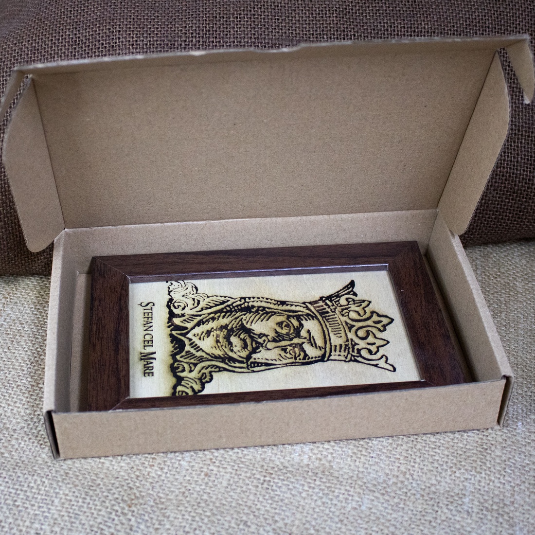 Tablou suvenir din lemn, gravat, Stefan cel Mare, dimensiune 10/15 cm, rama inclusa - casă & stil de viață - decorațiuni de casă - picturi murale - artă de perete din lemn - Artynos.ro