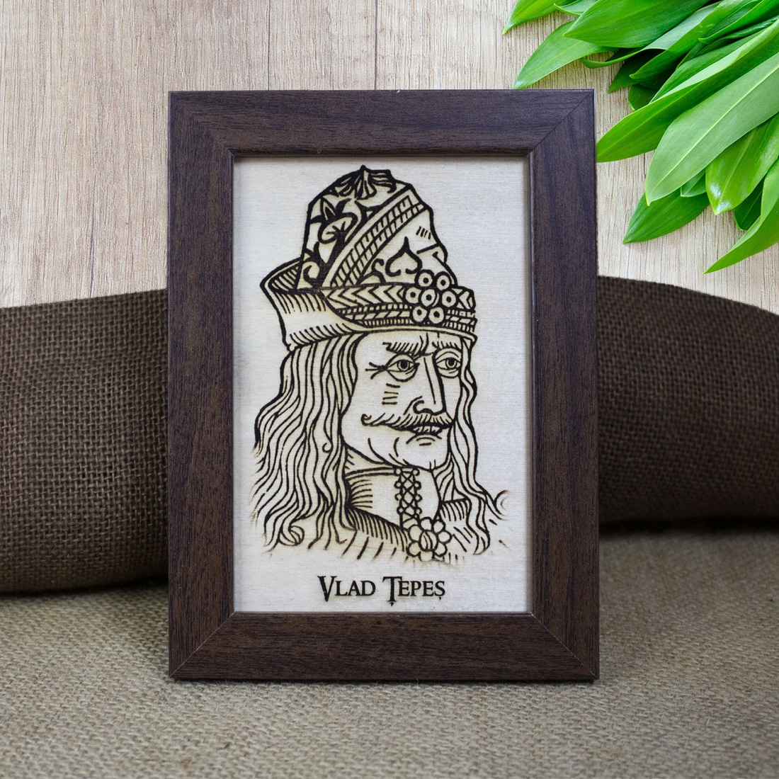 Tablou suvenir din lemn, gravat, Vlad Tepes, dimensiune 10/15 cm, rama inclusa - casă & stil de viață - decorațiuni de casă - picturi murale - artă de perete din lemn - Artynos.ro