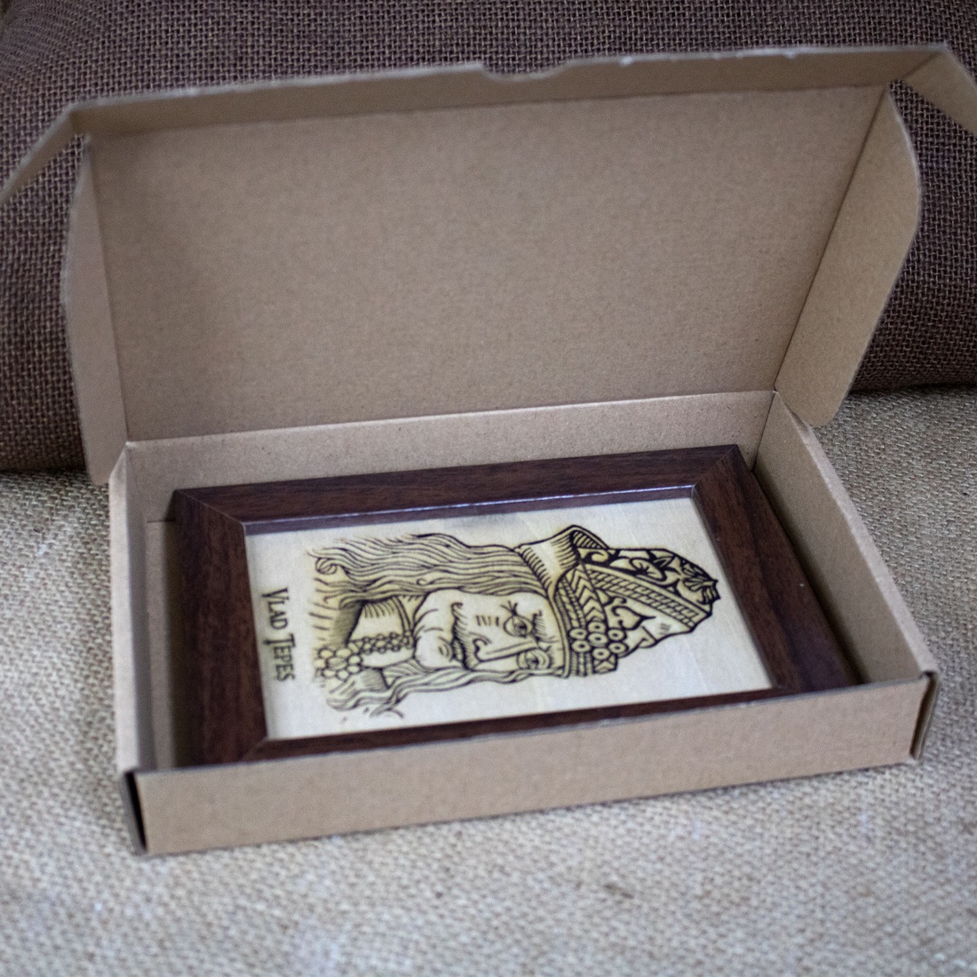 Tablou suvenir din lemn, gravat, Vlad Tepes, dimensiune 10/15 cm, rama inclusa - casă & stil de viață - decorațiuni de casă - picturi murale - artă de perete din lemn - Artynos.ro