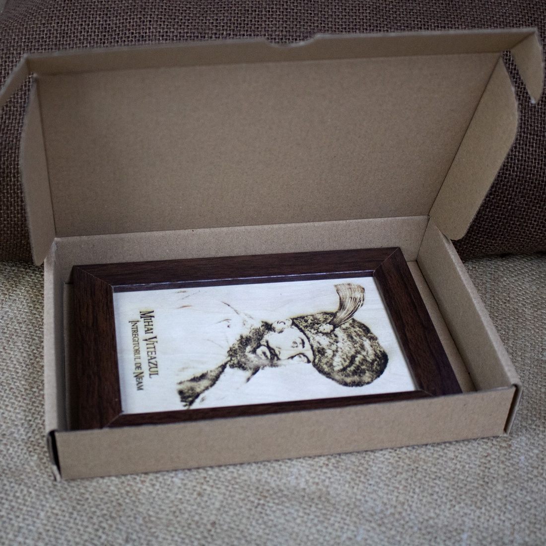 Tablou suvenir din lemn, gravat, Mihai Viteazul, dimensiune 10/15 cm, rama inclusa - casă & stil de viață - decorațiuni de casă - picturi murale - artă de perete din lemn - Artynos.ro