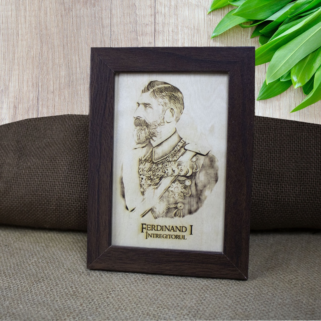 Tablou suvenir din lemn, gravat, Ferdinand I al Romaniei, dimensiune 10/15 cm, rama inclusa - casă & stil de viață - decorațiuni de casă - picturi murale - artă de perete din lemn - Artynos.ro