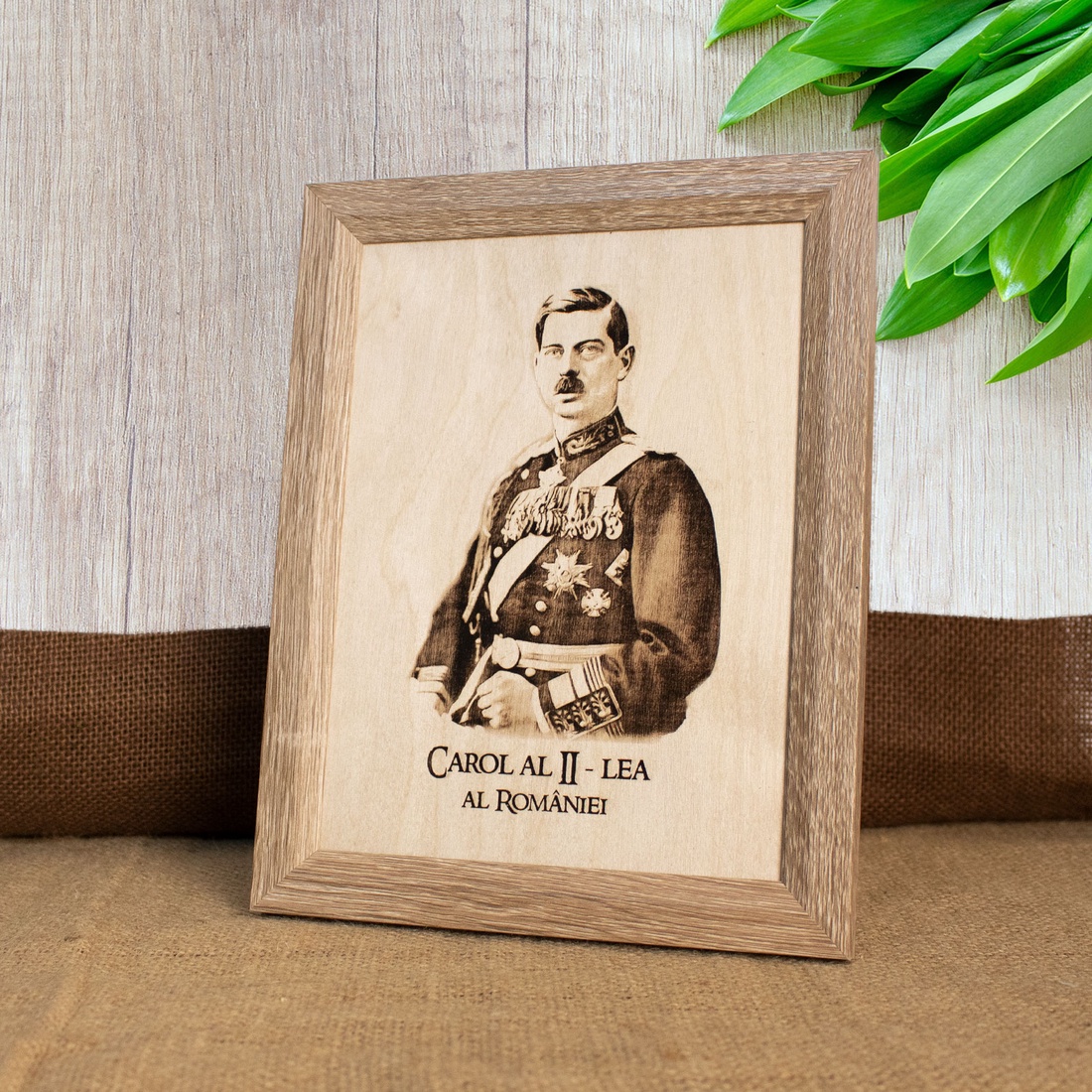 Tablou suvenir din lemn, gravat, Carol al II-lea al Romaniei, dimensiune 15/20 cm, rama inclusa - casă & stil de viață - decorațiuni de casă - picturi murale - artă de perete din lemn - Artynos.ro
