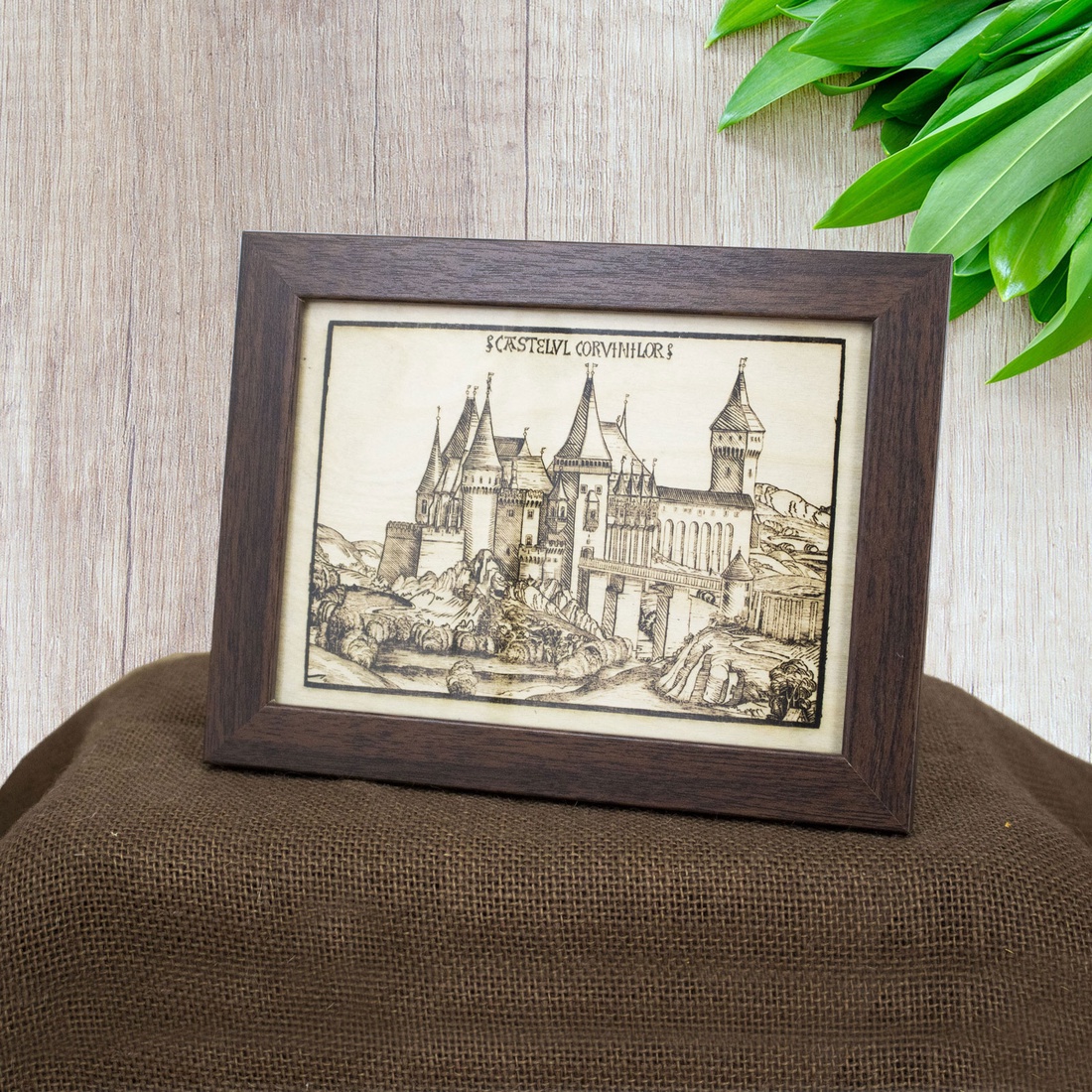 Tablou suvenir din lemn, gravat, Castelul Corvinilor Hunedoara, dimensiune 13/18, rama inclusa - casă & stil de viață - decorațiuni de casă - picturi murale - artă de perete din lemn - Artynos.ro