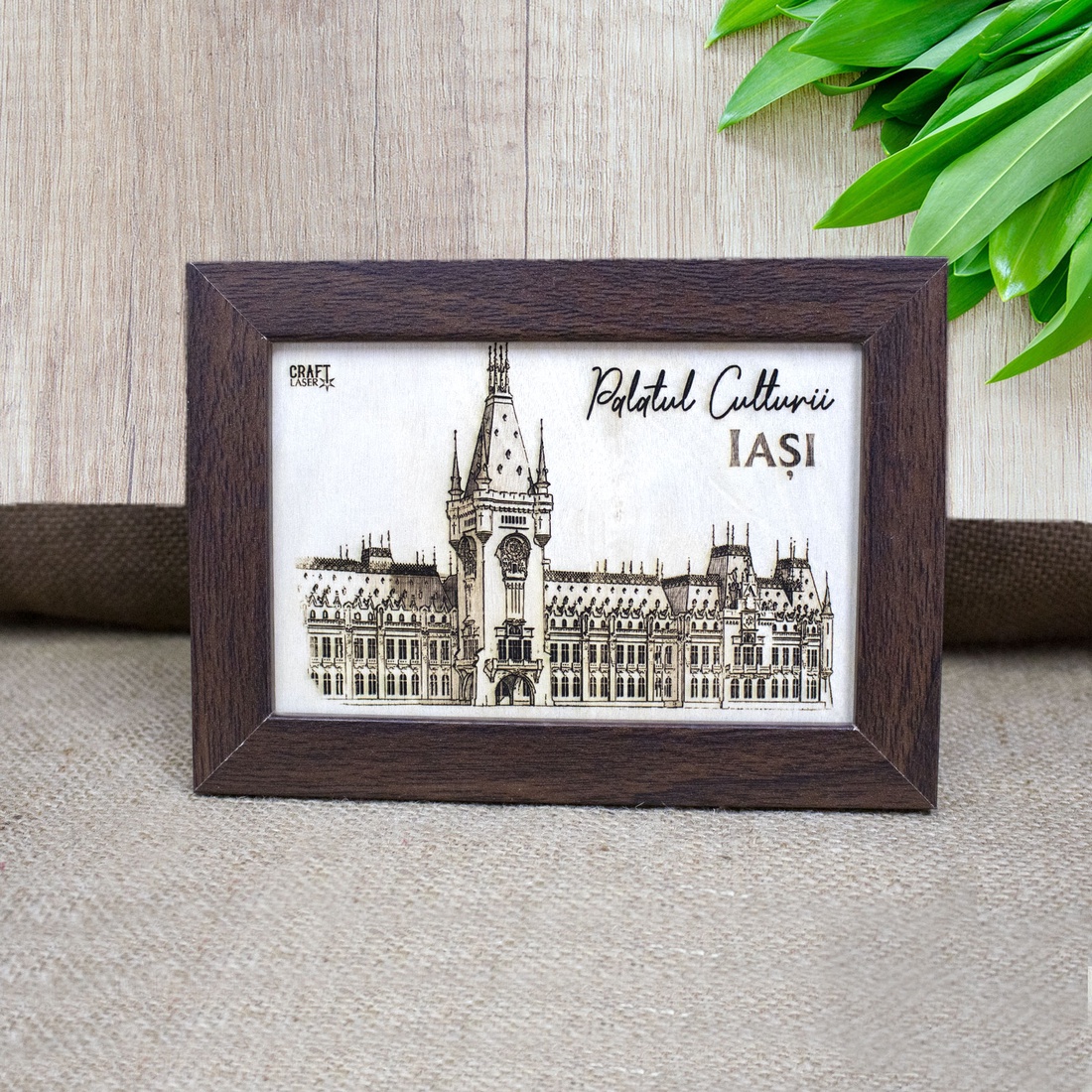 Tablou suvenir, din lemn, gravat, Palatul Culturii din Iasi, dimensiune 10/15 cm, rama inclusa - casă & stil de viață - decorațiuni de casă - picturi murale - artă de perete din lemn - Artynos.ro