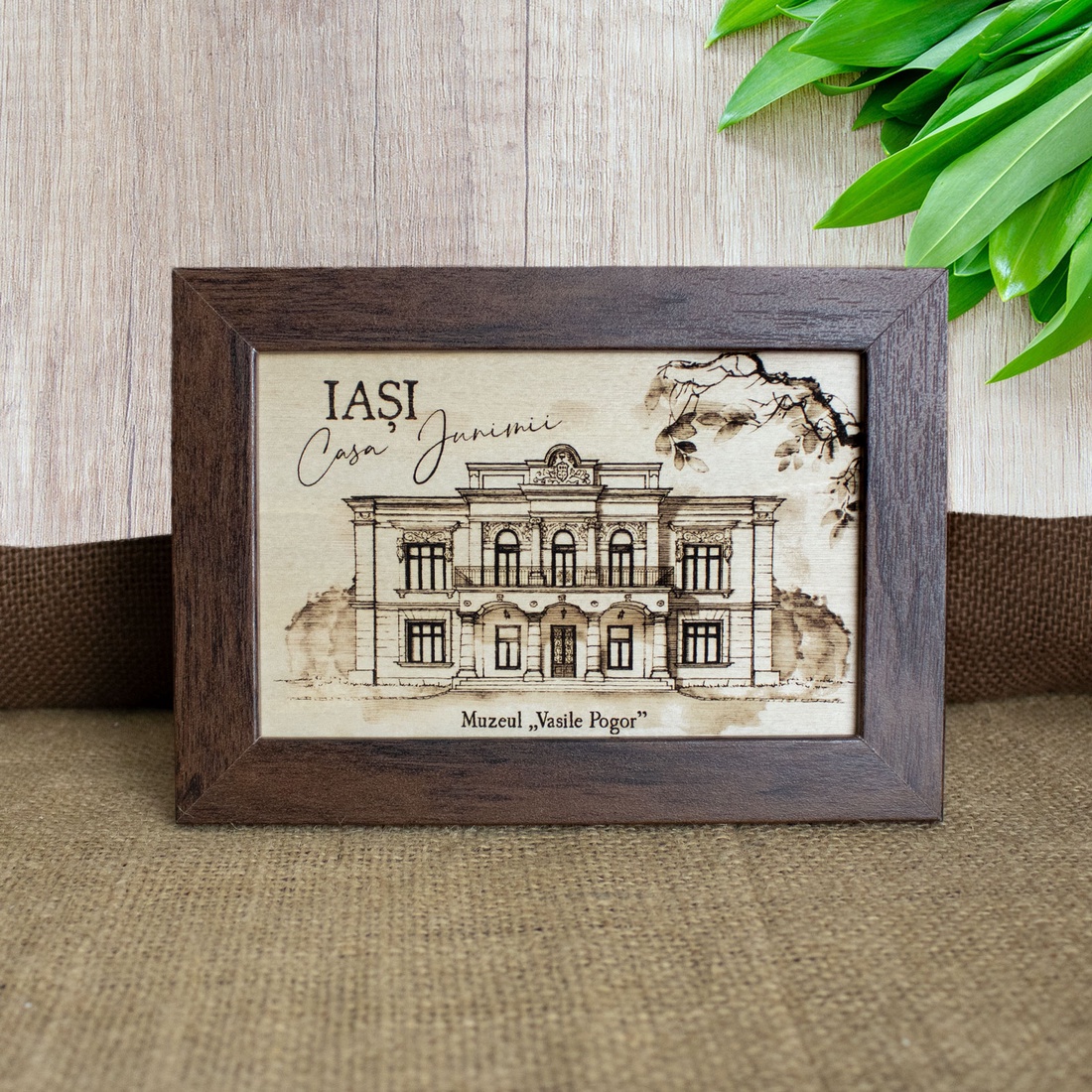 Tablou suvenir din lemn, gravat, Casa Junimii Iasi (Muzeul Vasile Pogor), dimensiune 10/15, rama inclusa - casă & stil de viață - decorațiuni de casă - picturi murale - artă de perete din lemn - Artynos.ro