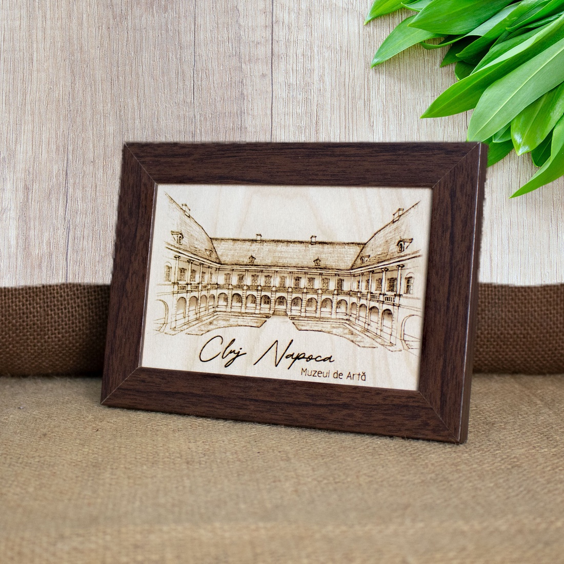 https://www.craftlaser.ro/tablouri-gravate/tablou-suvenir-din-lemn-gravat-curtea-interioara-muzeul-de-arta-cluj-napoca-d - casă & stil de viață - decorațiuni de casă - picturi murale - artă de perete din lemn - Artynos.ro