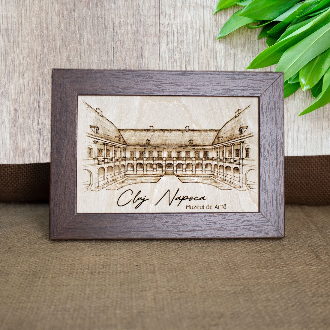 https://www.craftlaser.ro/tablouri-gravate/tablou-suvenir-din-lemn-gravat-curtea-interioara-muzeul-de-arta-cluj-napoca-d - casă & stil de viață - decorațiuni de casă - picturi murale - artă de perete din lemn - Artynos.ro