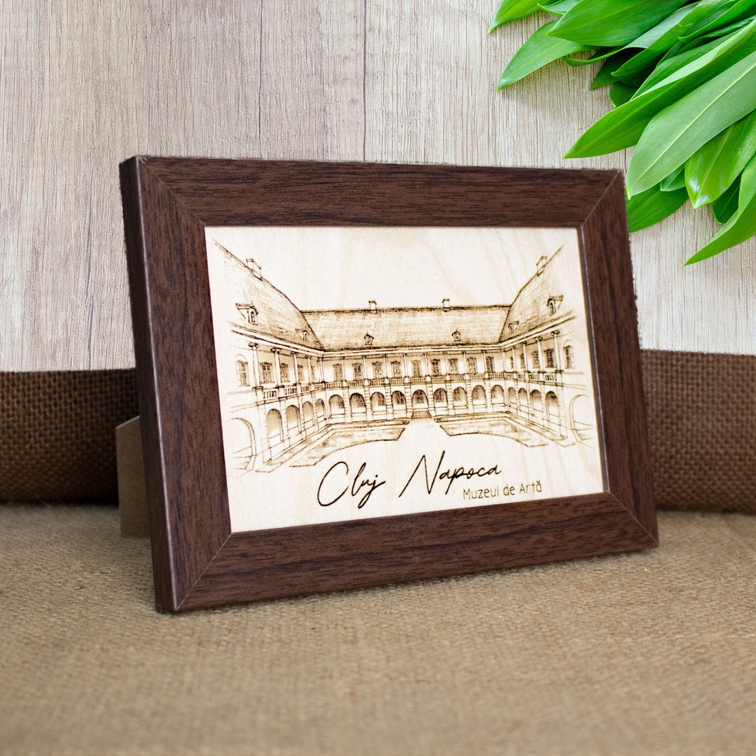 https://www.craftlaser.ro/tablouri-gravate/tablou-suvenir-din-lemn-gravat-curtea-interioara-muzeul-de-arta-cluj-napoca-d - casă & stil de viață - decorațiuni de casă - picturi murale - artă de perete din lemn - Artynos.ro