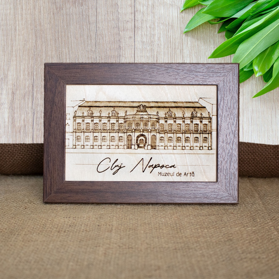 Tablou suvenir din lemn, gravat, Muzeul de Arta Cluj Napoca, dimensiune 10/15, rama inclusa - casă & stil de viață - decorațiuni de casă - picturi murale - artă de perete din lemn - Artynos.ro