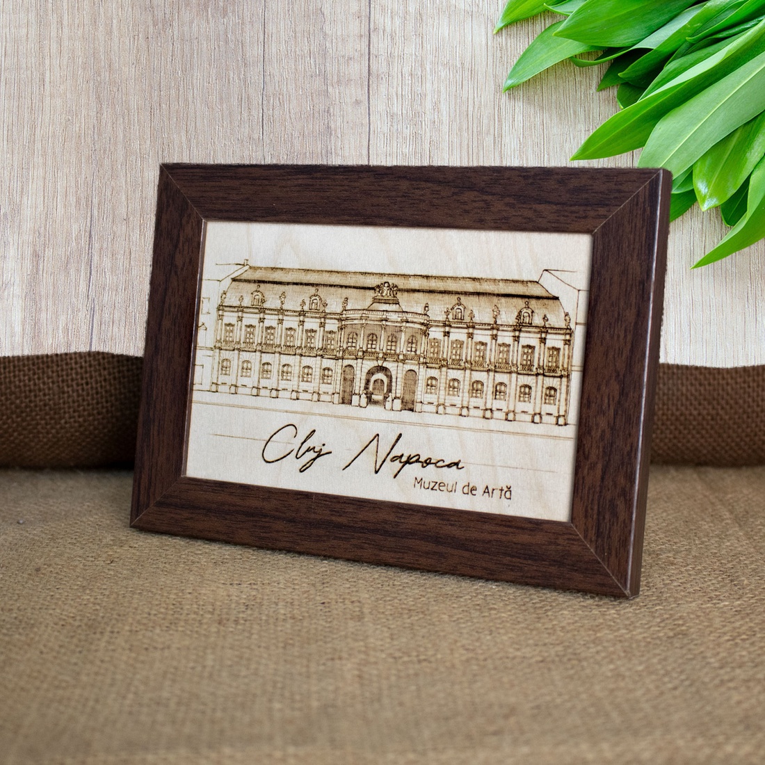 Tablou suvenir din lemn, gravat, Muzeul de Arta Cluj Napoca, dimensiune 10/15, rama inclusa - casă & stil de viață - decorațiuni de casă - picturi murale - artă de perete din lemn - Artynos.ro