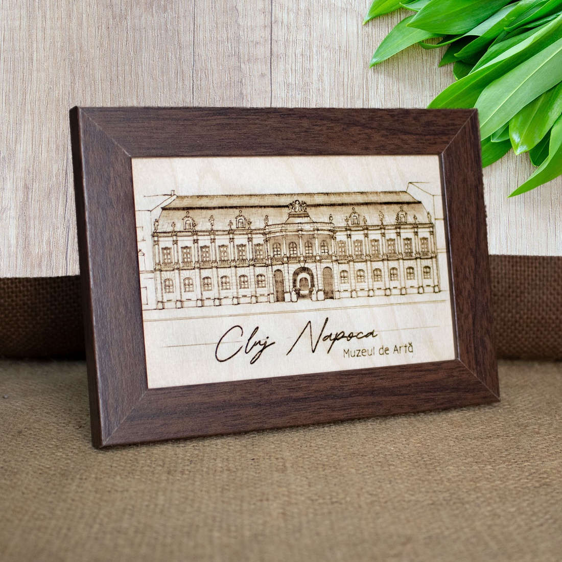 Tablou suvenir din lemn, gravat, Muzeul de Arta Cluj Napoca, dimensiune 10/15, rama inclusa - casă & stil de viață - decorațiuni de casă - picturi murale - artă de perete din lemn - Artynos.ro
