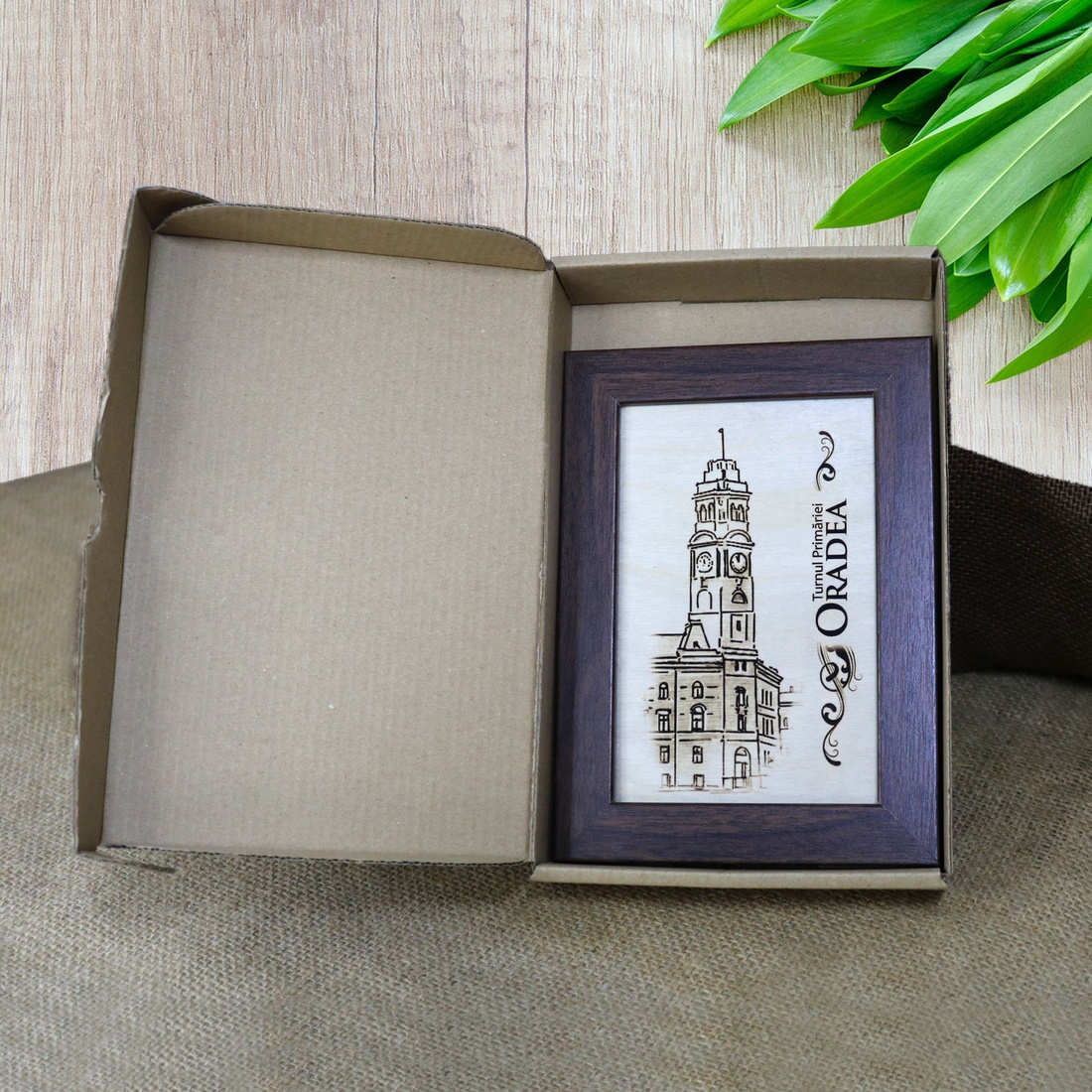 Tablou suvenir din lemn, gravat, Turnul Primariei Oradea, dimensiune 10 x15 cm, rama inclusa - casă & stil de viață - decorațiuni de casă - picturi murale - artă de perete din lemn - Artynos.ro