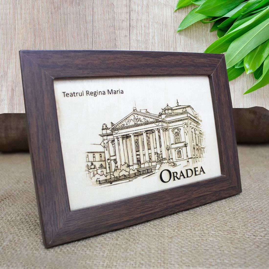 Tablou suvenir din lemn, gravat, Teatrul Regina Maria dimensiune 10 x 15 cm, rama inclusa - casă & stil de viață - decorațiuni de casă - picturi murale - artă de perete din lemn - Artynos.ro