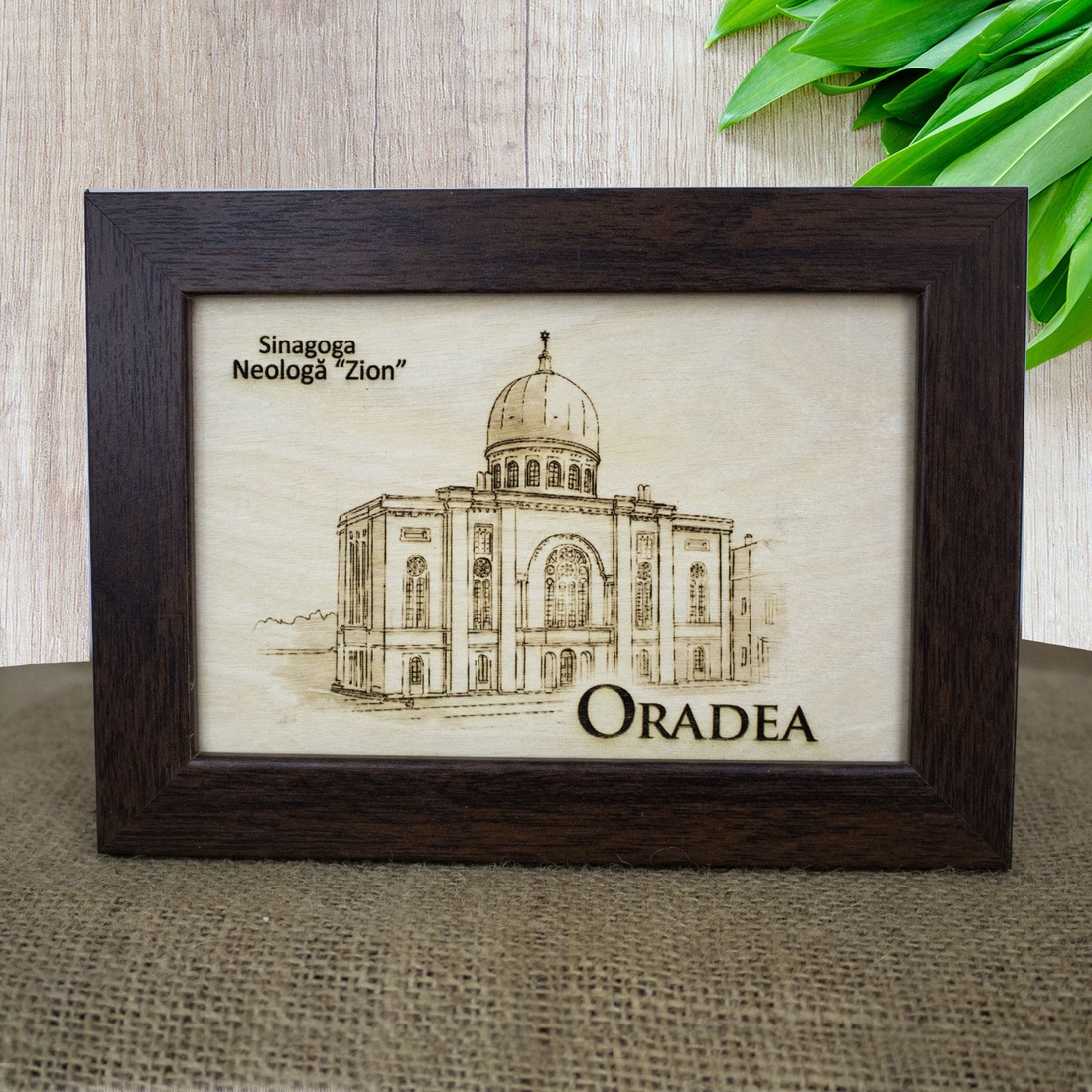 Tablou suvenir din lemn, gravat, Sinagoga Sion Oradea, diemnsiune 10 x 15 cm, rama inclusa - casă & stil de viață - decorațiuni de casă - picturi murale - artă de perete din lemn - Artynos.ro