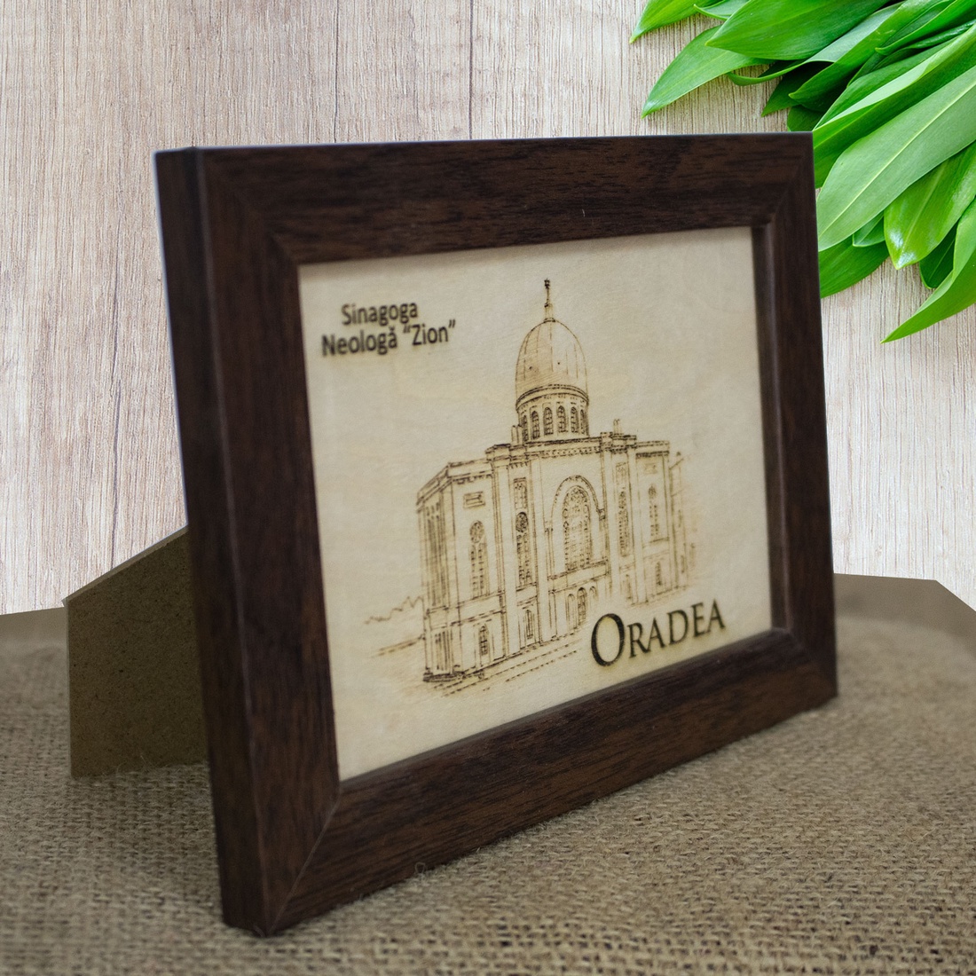 Tablou suvenir din lemn, gravat, Sinagoga Sion Oradea, diemnsiune 10 x 15 cm, rama inclusa - casă & stil de viață - decorațiuni de casă - picturi murale - artă de perete din lemn - Artynos.ro