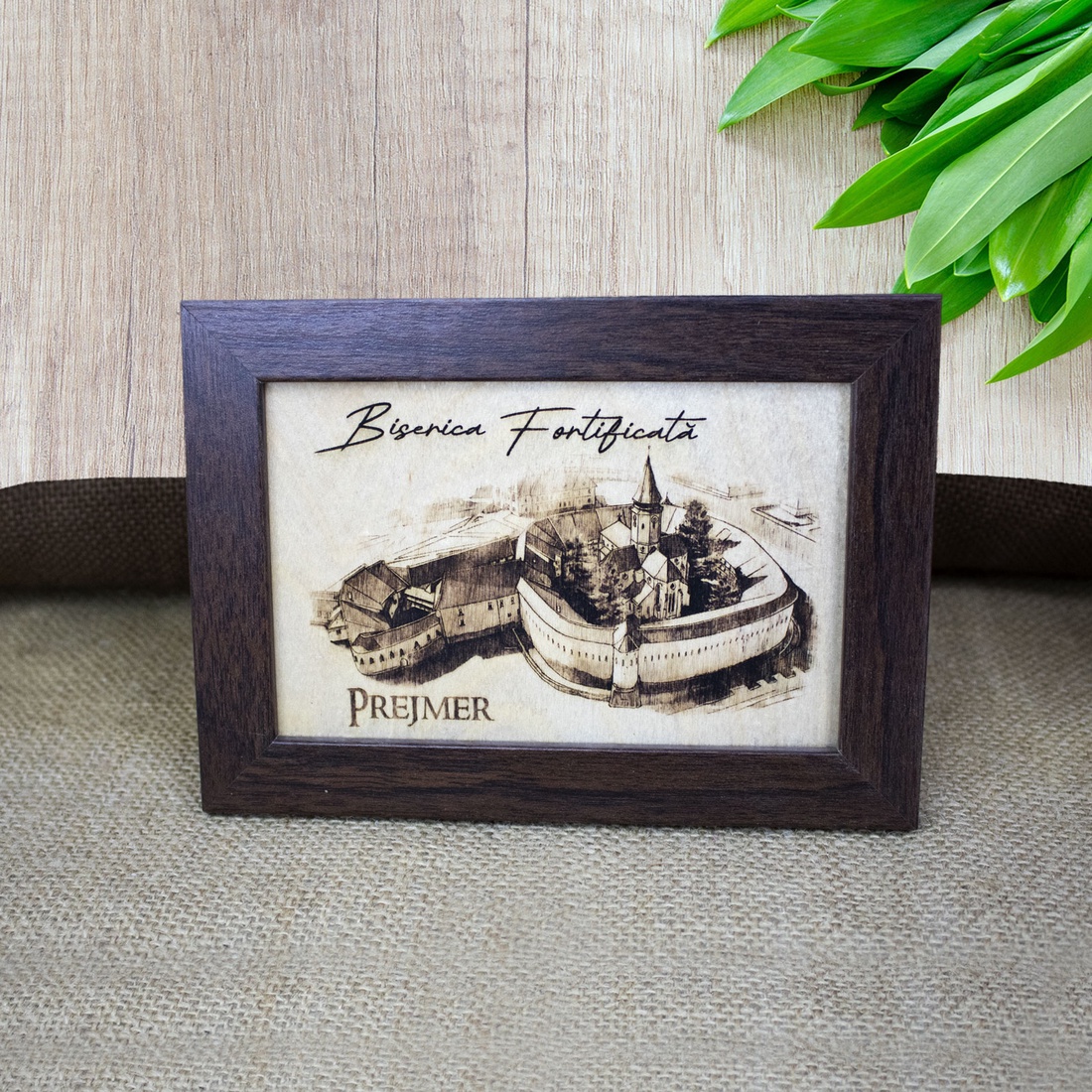 Tablou suvenir, din lemn, gravat, Cetatea Prejmer - Brasov, dimensiune 10 x15 cm, rama inclusa - casă & stil de viață - decorațiuni de casă - picturi murale - artă de perete din lemn - Artynos.ro