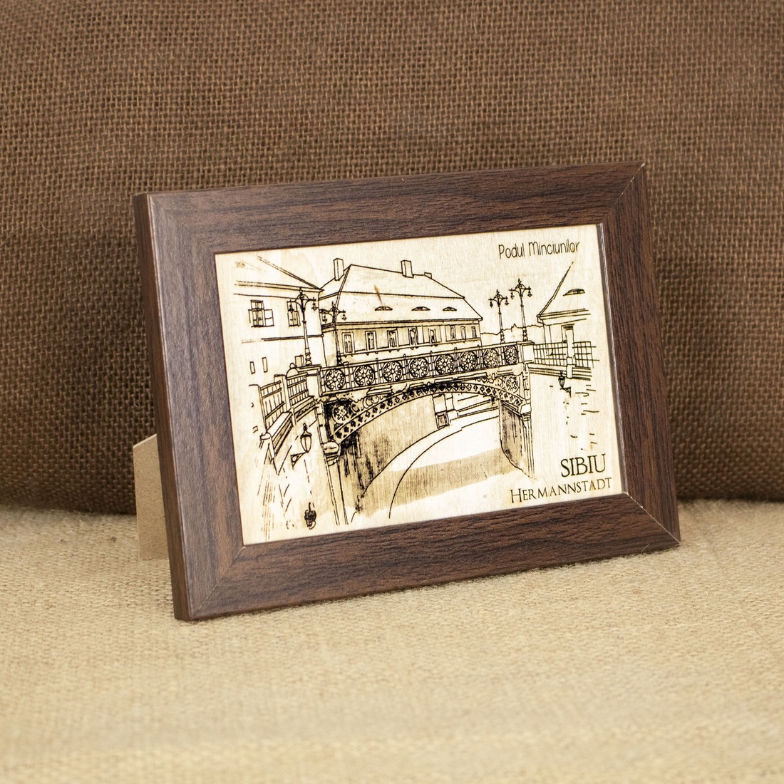 Tablou suvenir din lemn, gravat, Podul Minciunilor, Sibiu, dimensiune 10/15, rama inclusa - casă & stil de viață - decorațiuni de casă - picturi murale - artă de perete din lemn - Artynos.ro