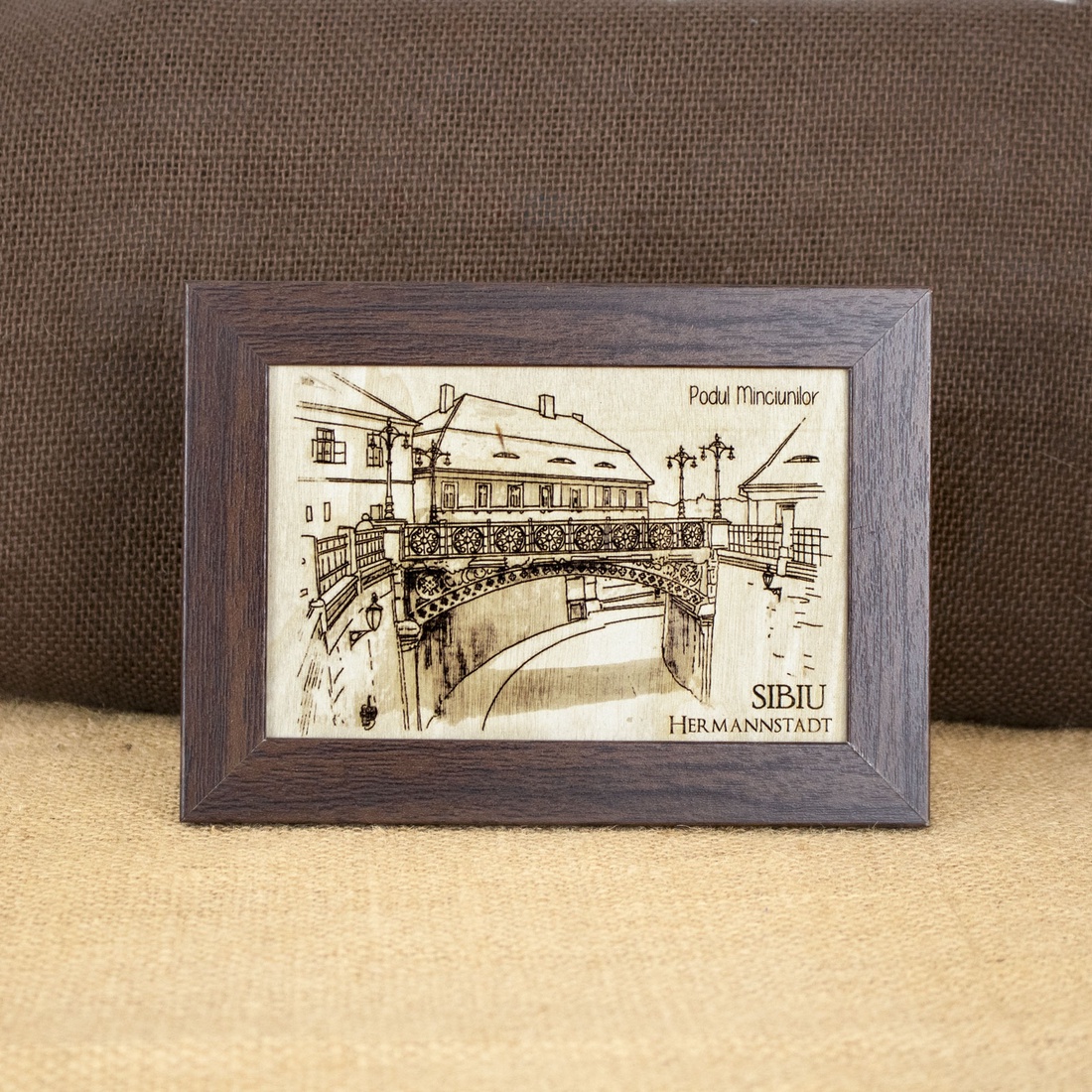 Tablou suvenir din lemn, gravat, Podul Minciunilor, Sibiu, dimensiune 10/15, rama inclusa - casă & stil de viață - decorațiuni de casă - picturi murale - artă de perete din lemn - Artynos.ro