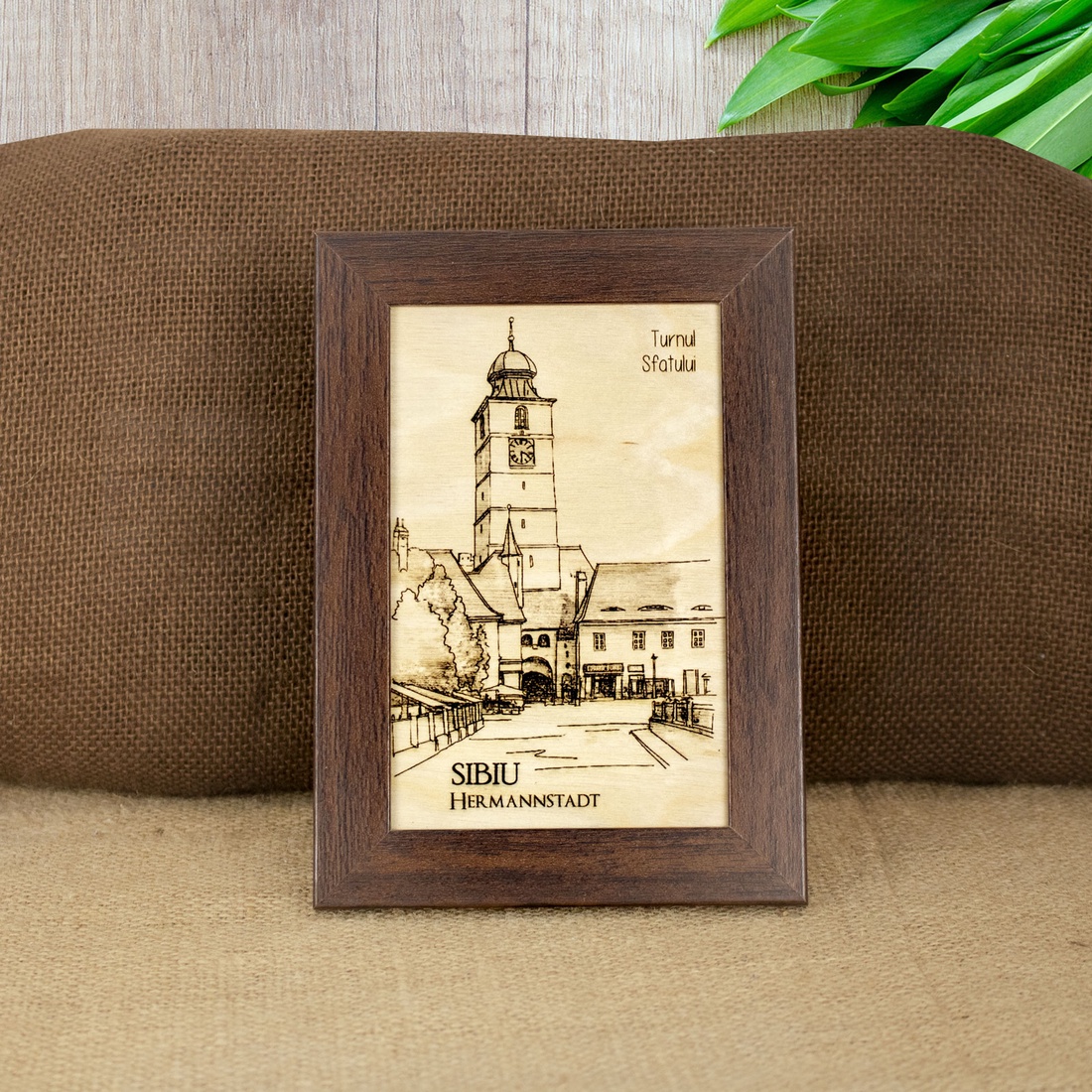 Tablou suvenir din lemn, gravat, Turnul Sfatului, Sibiu, dimensiune 10/15, rama inclusa - casă & stil de viață - decorațiuni de casă - picturi murale - artă de perete din lemn - Artynos.ro