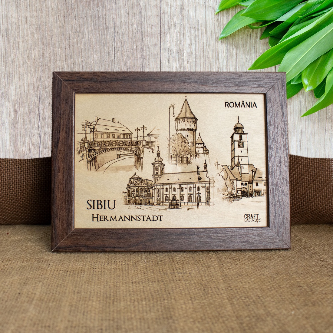 Tablou suvenir din lemn, gravat, Visit Sibiu, dimensiune 13/18, rama inclusa - casă & stil de viață - decorațiuni de casă - picturi murale - artă de perete din lemn - Artynos.ro