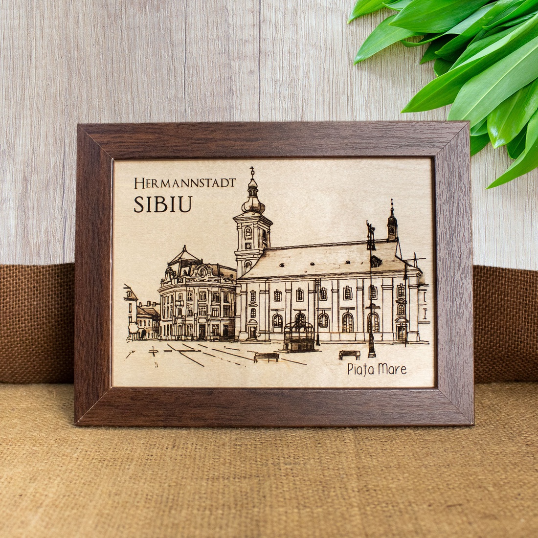 Tablou suvenir din lemn, gravat, Piata Mare, Sibiu, dimensiune 13/18, rama inclusa - casă & stil de viață - decorațiuni de casă - picturi murale - artă de perete din lemn - Artynos.ro
