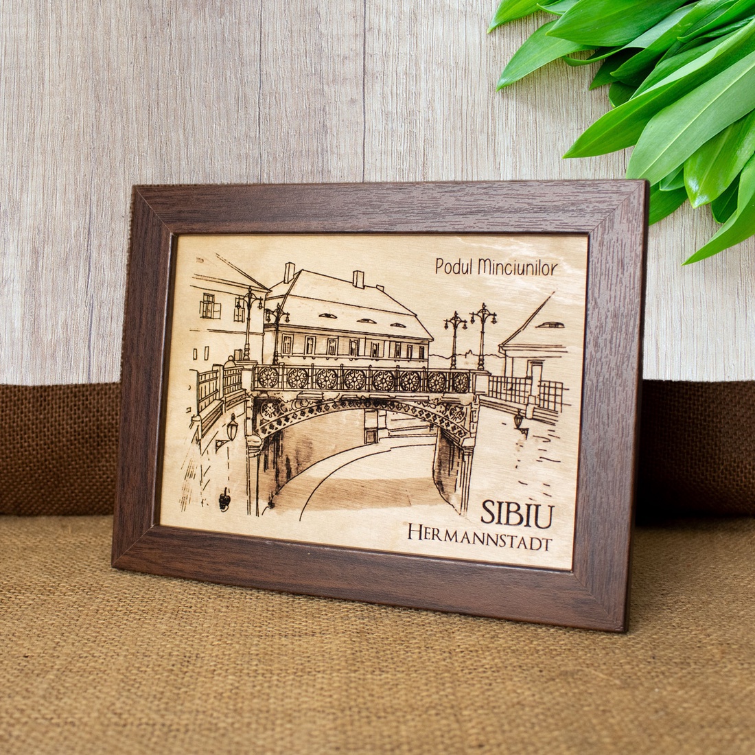 Tablou suvenir din lemn, gravat, Podul Minciunilor, Sibiu, dimensiune 13/18, rama inclusa - casă & stil de viață - decorațiuni de casă - picturi murale - artă de perete din lemn - Artynos.ro