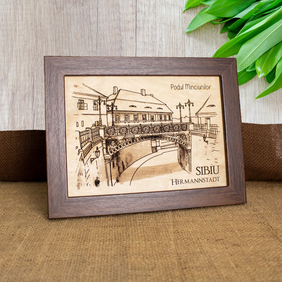 Tablou suvenir din lemn, gravat, Podul Minciunilor, Sibiu, dimensiune 13/18, rama inclusa - casă & stil de viață - decorațiuni de casă - picturi murale - artă de perete din lemn - Artynos.ro