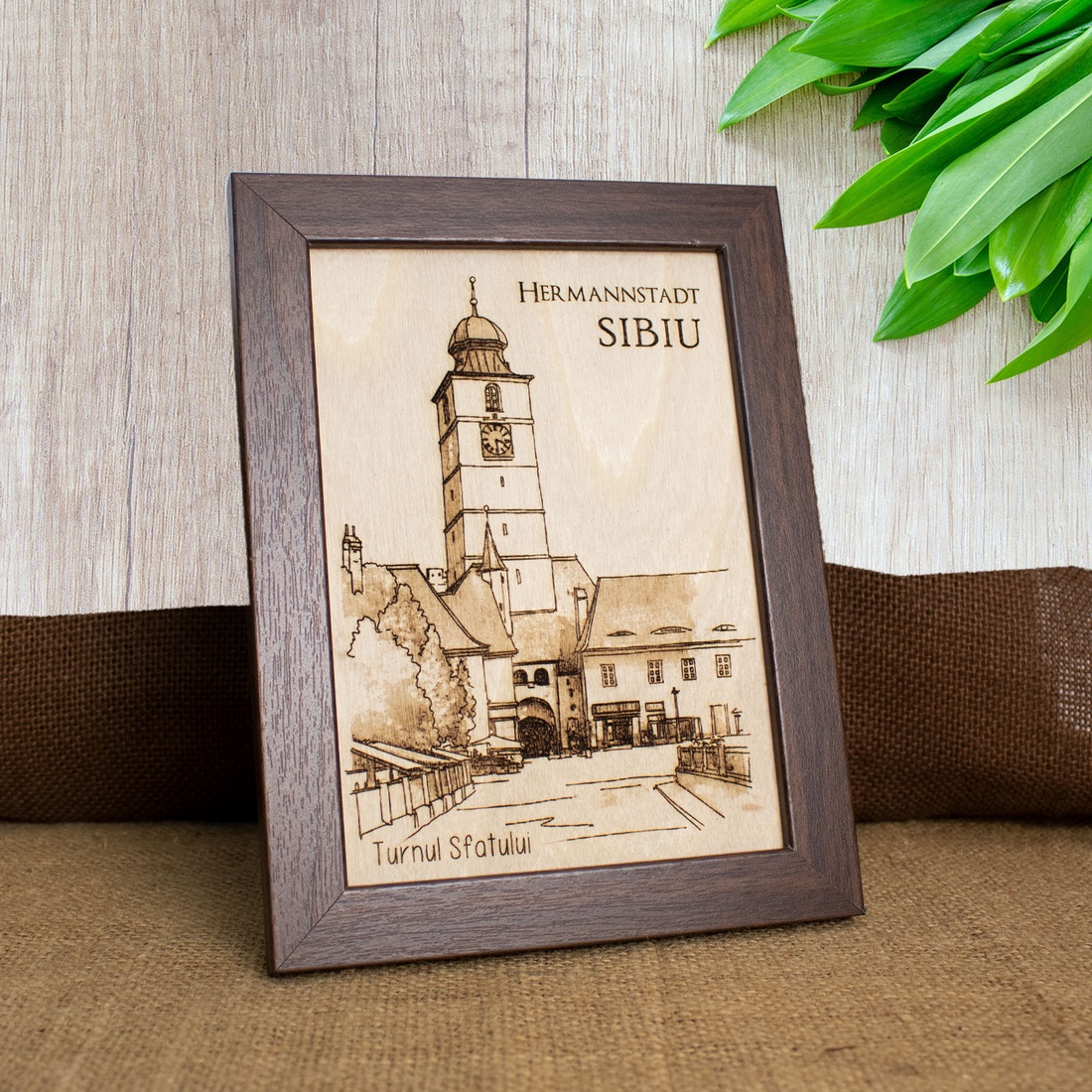 Tablou suvenir din lemn, gravat, Turnul Sfatului, Sibiu, dimensiune 13/18, rama inclusa - casă & stil de viață - decorațiuni de casă - picturi murale - artă de perete din lemn - Artynos.ro