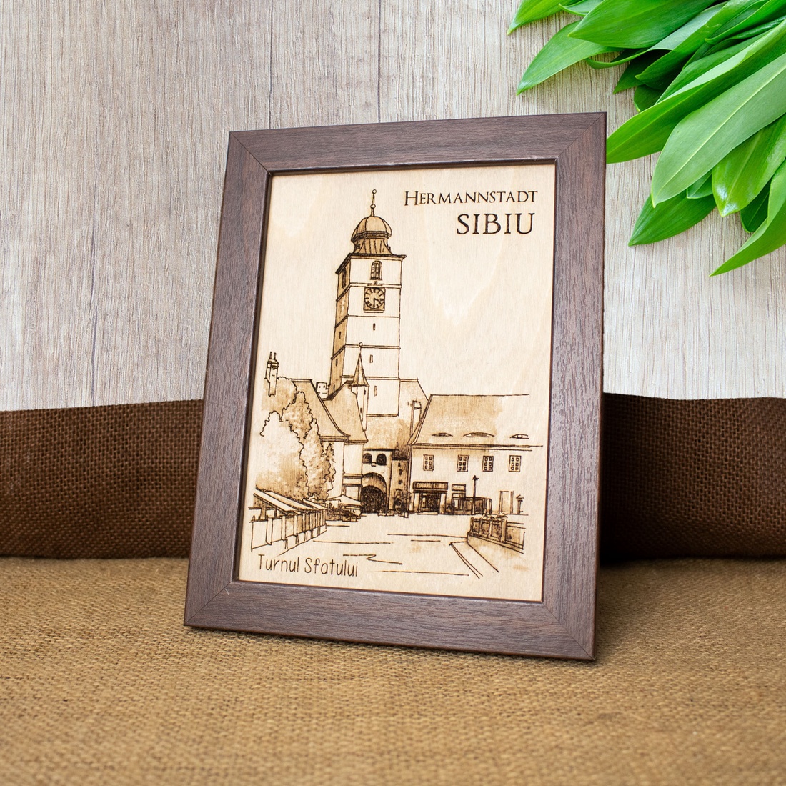 Tablou suvenir din lemn, gravat, Turnul Sfatului, Sibiu, dimensiune 13/18, rama inclusa - casă & stil de viață - decorațiuni de casă - picturi murale - artă de perete din lemn - Artynos.ro