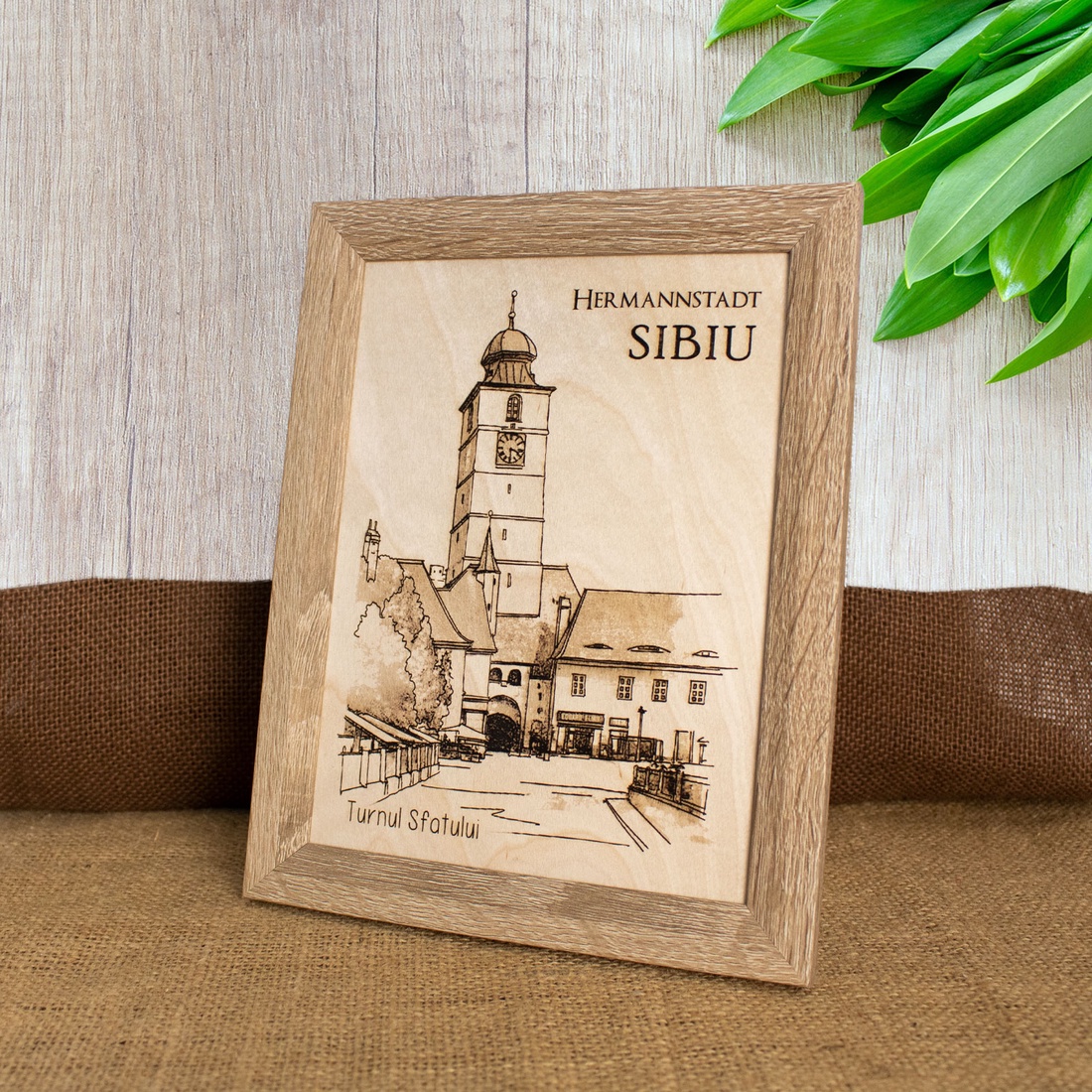 Tablou suvenir din lemn, gravat, Turnul Sfatului, Sibiu, dimensiune 15/20, rama inclusa - casă & stil de viață - decorațiuni de casă - picturi murale - artă de perete din lemn - Artynos.ro
